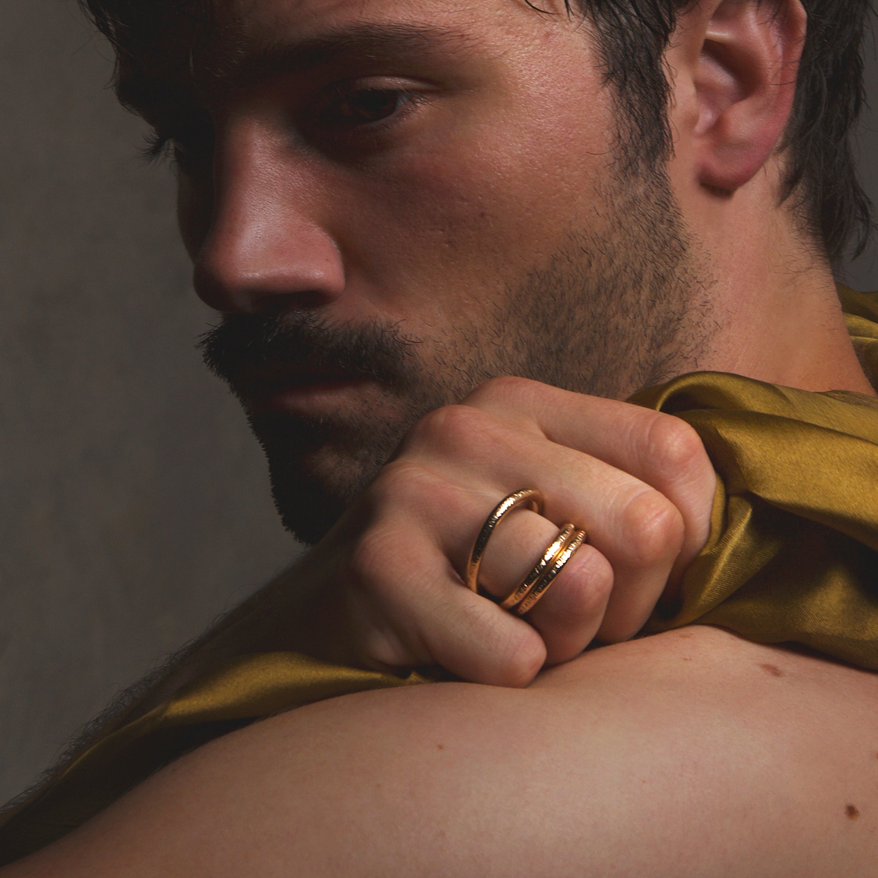 Bague Outline Lettre E en or jaune laminé — bijou artisanal fait main