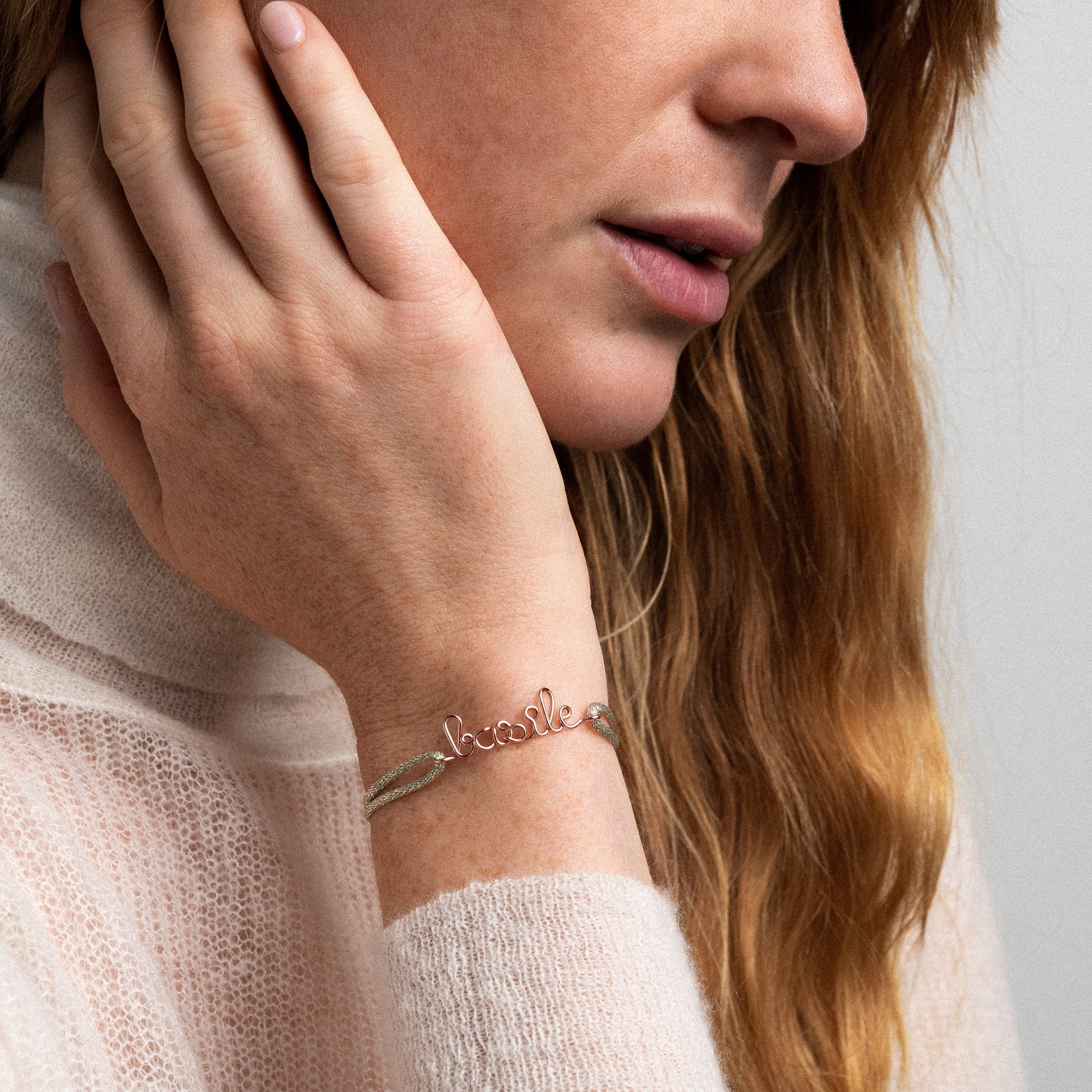 Gros plan sur la personnalisation en fil or rose laminé