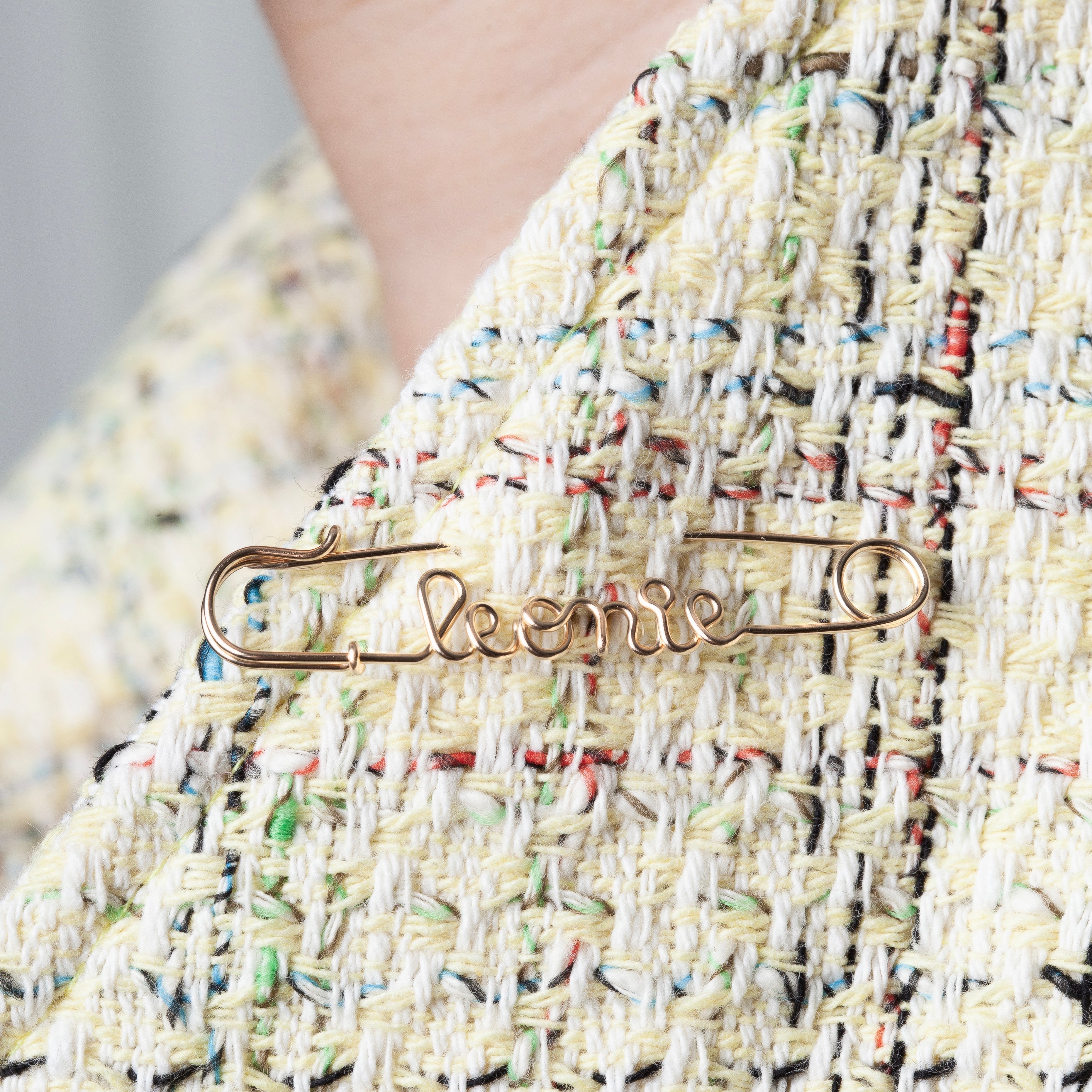 Broche Épingle à Nourrice Personnalisée portée en broche — or jaune laminé expédition rapide et sécurisée