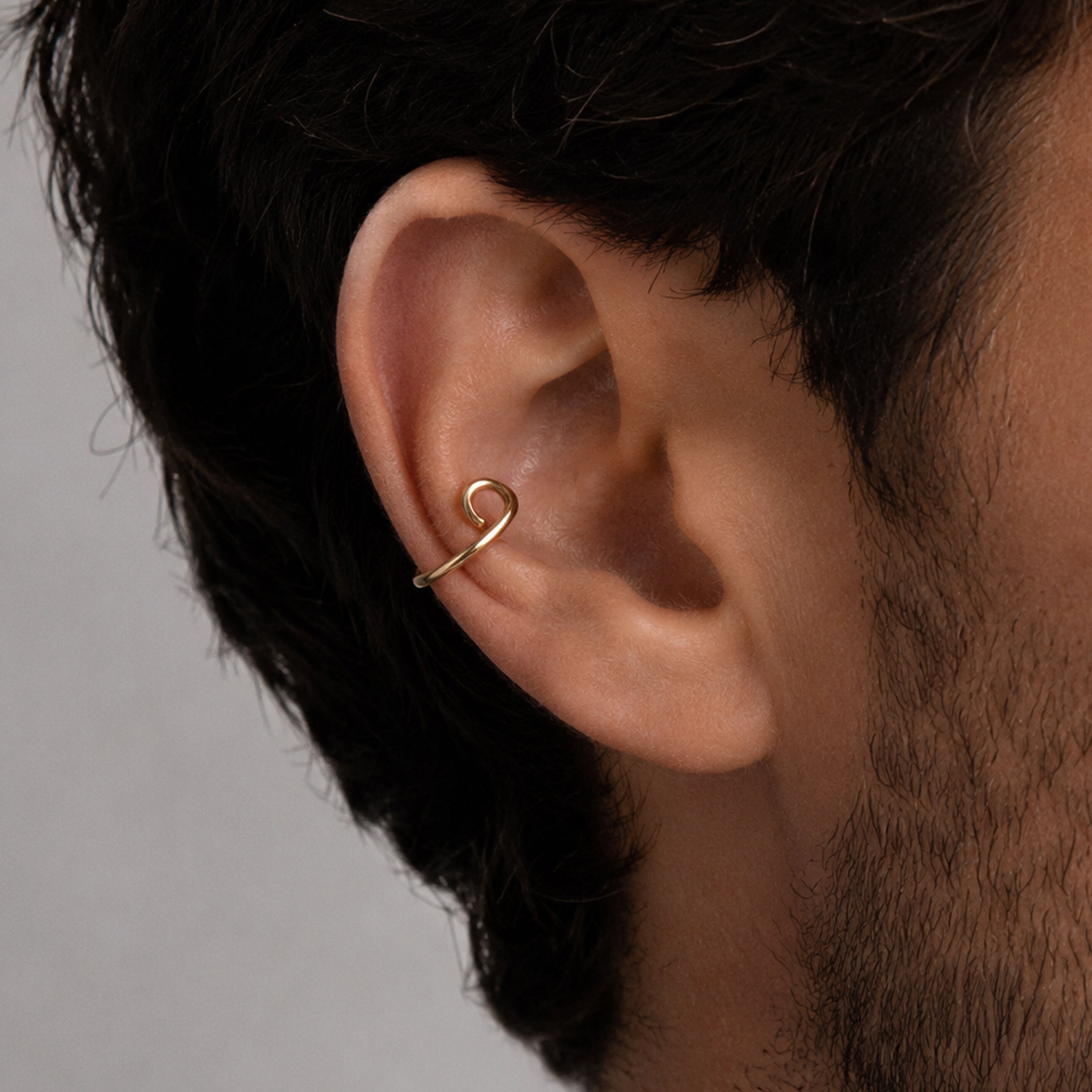 Boucles d'Oreilles Mini Créoles Éos porté à l'oreille — or jaune laminé livraison express sécurisée