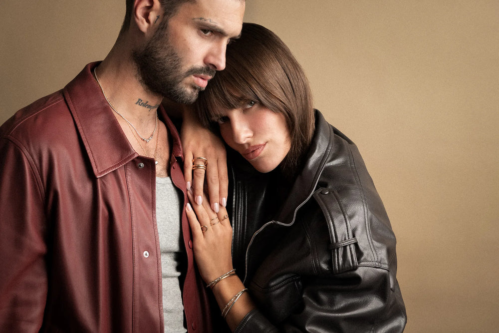 Un duo porte des bijoux façonnés main dans le fil précieux