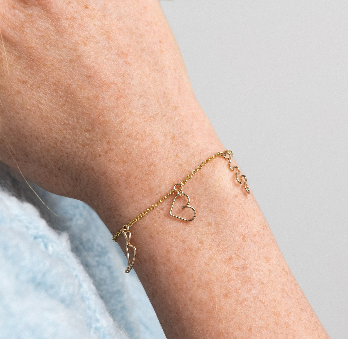 Bracciale Charms Dare to Love Me, portato al polso