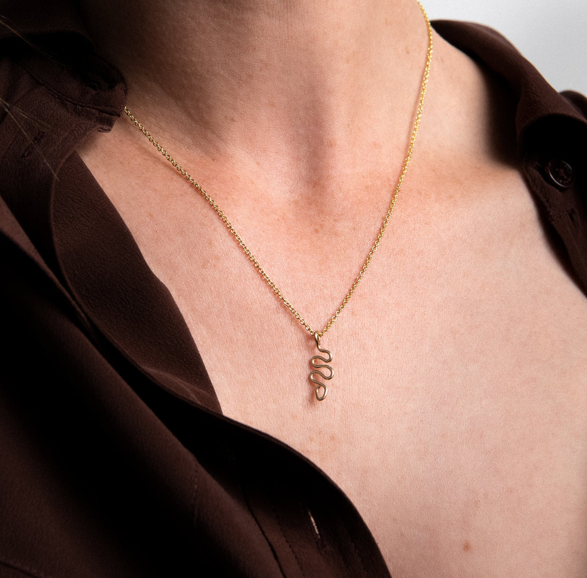 Collana Charms Serpente, portata al polso