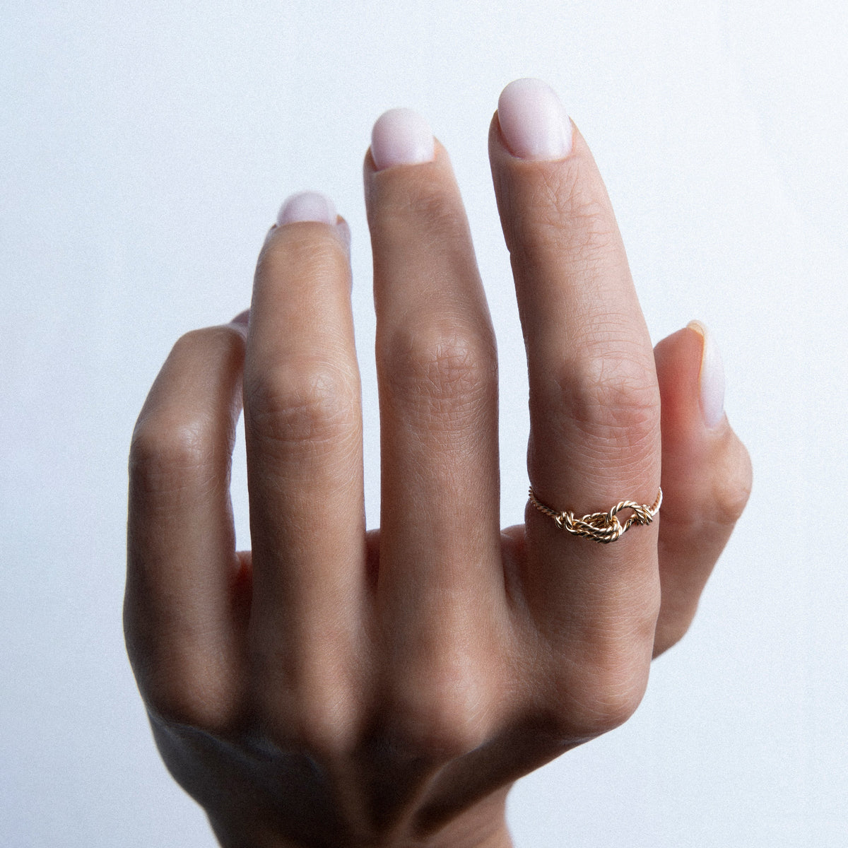Anello Attache moi in filo d'oro giallo laminato 14k, portato al dito
