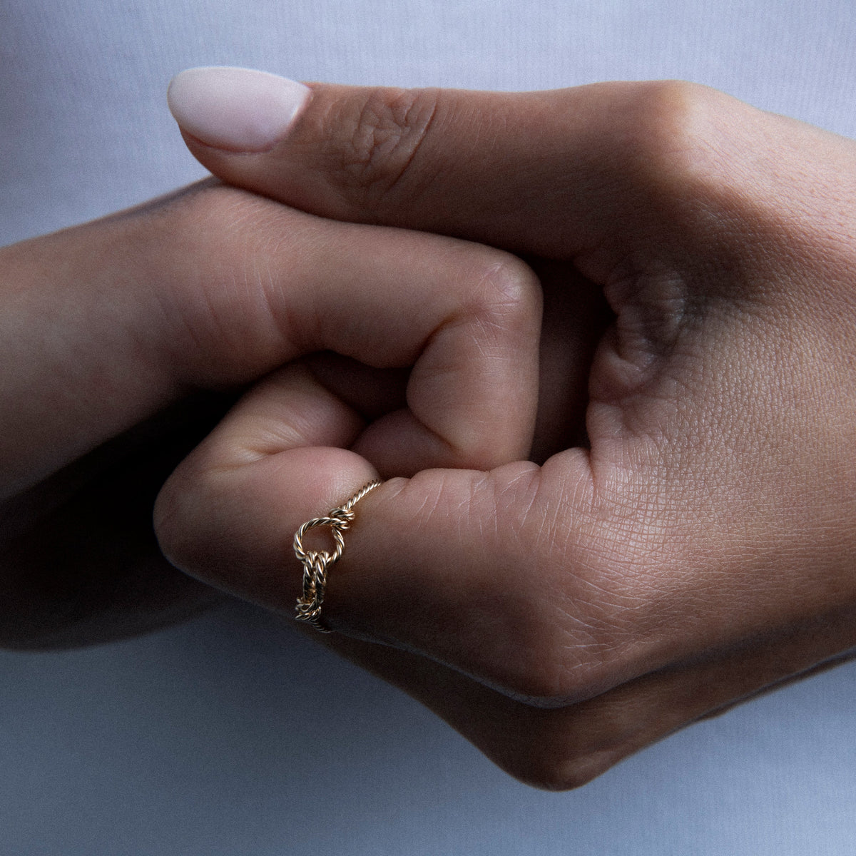 Dettaglio della modellatura a mano su Anello Attache moi in filo d'oro giallo laminato 14k