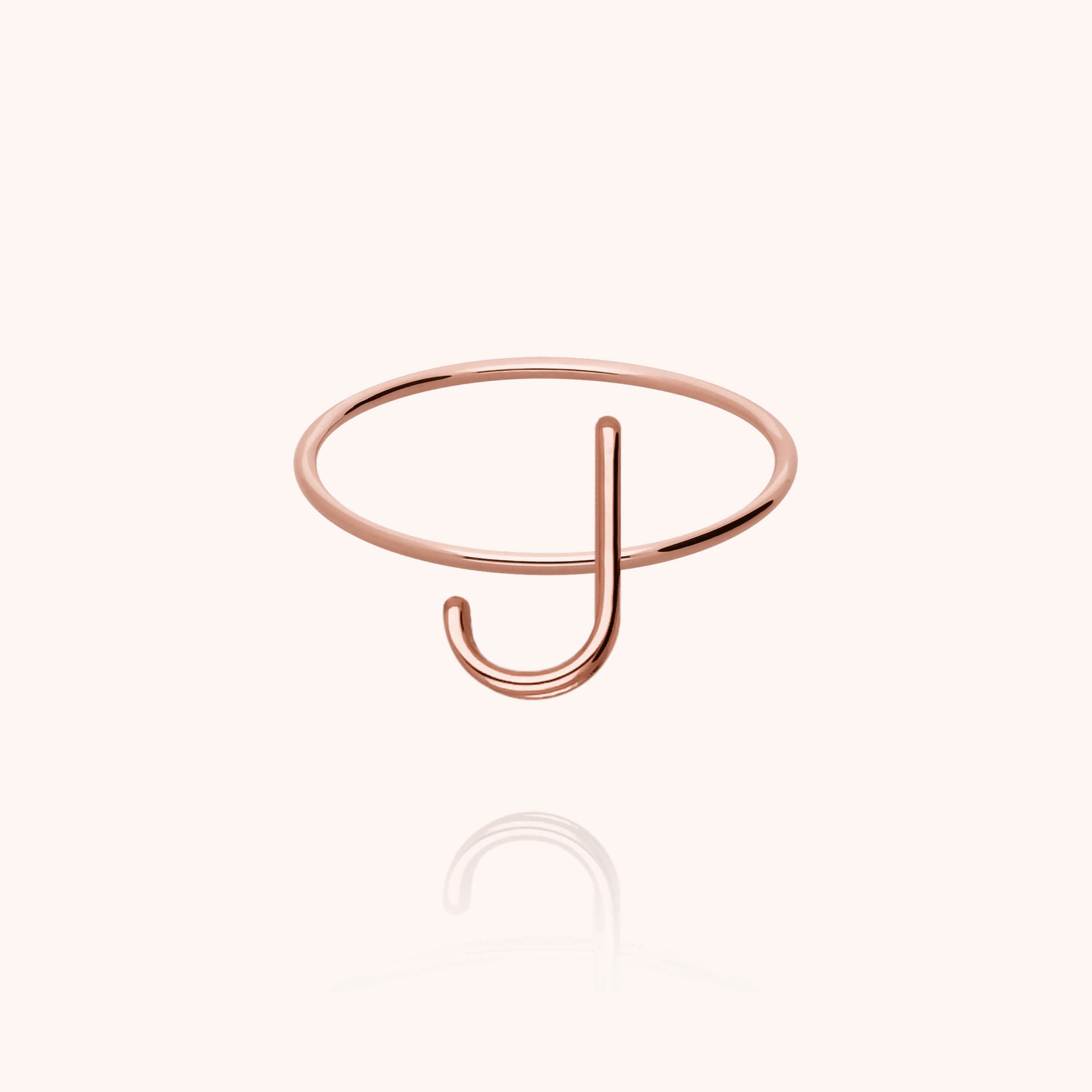 Bague Capitale Initiale en or rose 18K — bague personnalisable Atelier Paulin