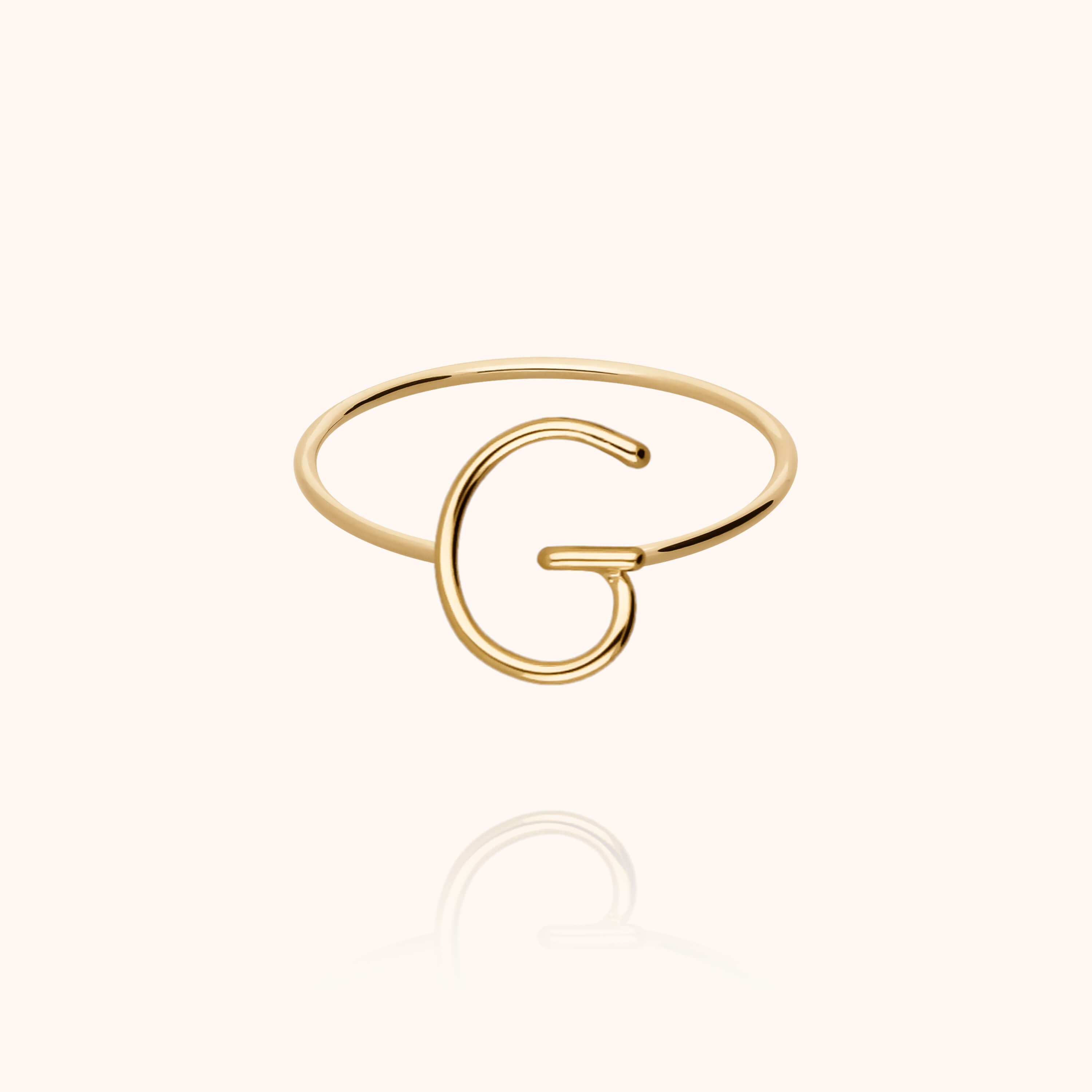Bague Capitale Initiale porté au doigt — qualité artisanale garantie