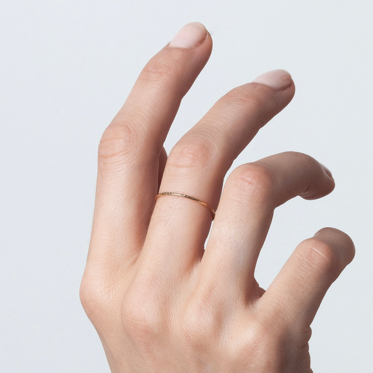 Anello Héra Cesellato n°2 in filo d'oro giallo 18kt, portato al dito
