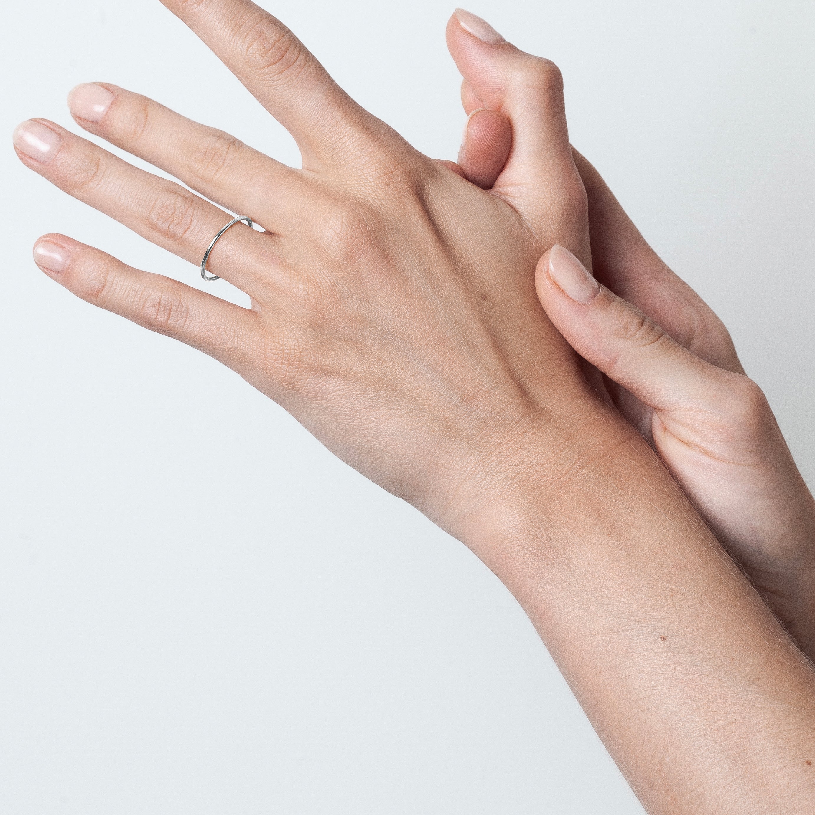 Bague Héra Pure n°2 porté au doigt — or blanc 18K livraison soigneuse garantie