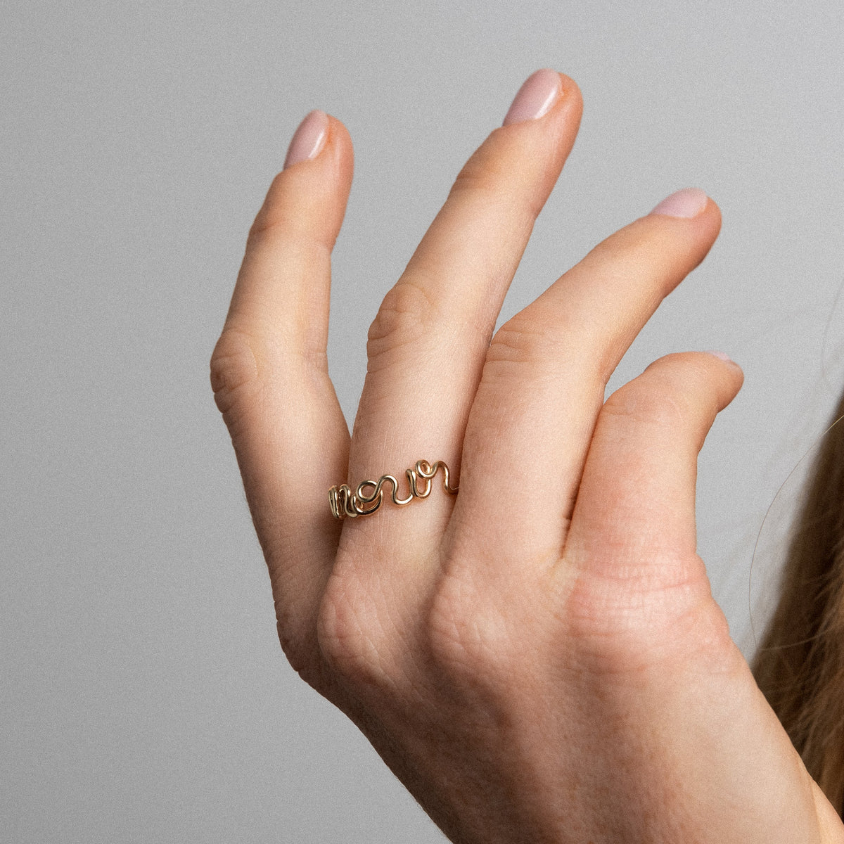 Dettaglio della modellatura a mano su Anello Originale Amore in filo d'oro giallo laminato 14k