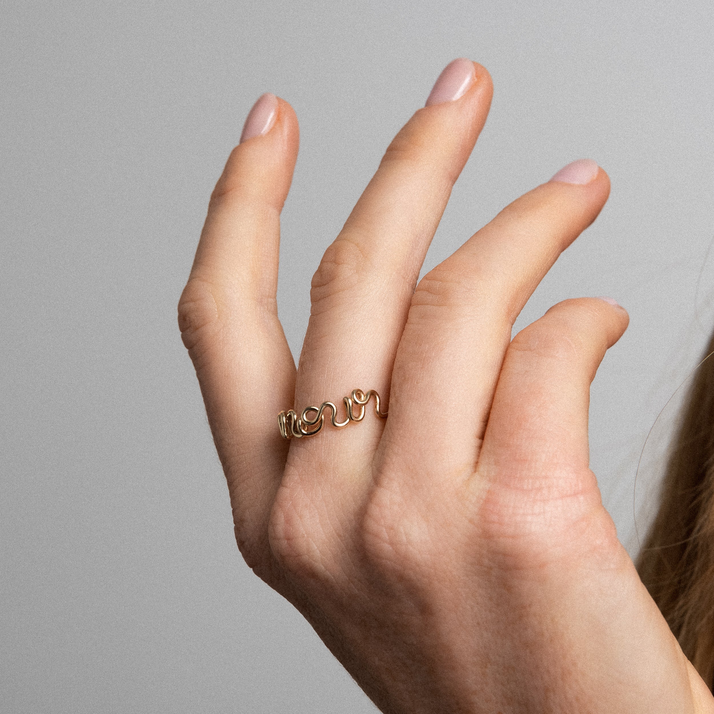 Bague Originale Amour — détail façonnage à la main, or jaune laminé