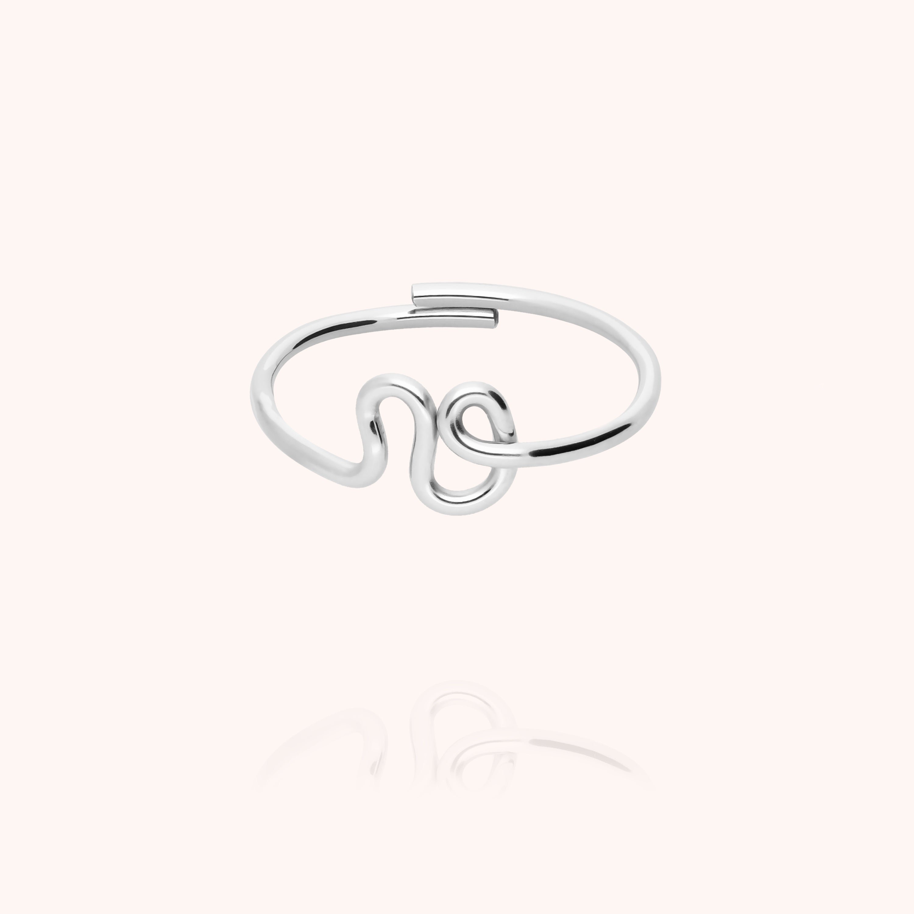 Bague Originale Initiale porté au doigt — qualité artisanale garantie