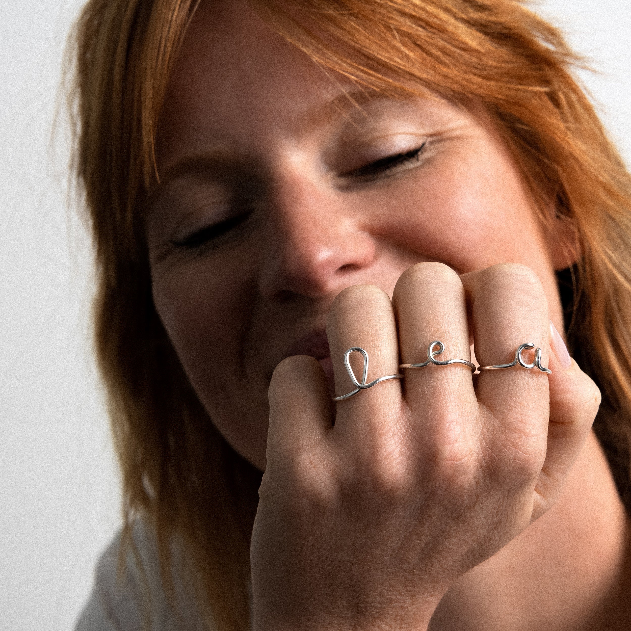Bague Originale Initiale porté au doigt — argent sterling 925 livraison express sécurisée