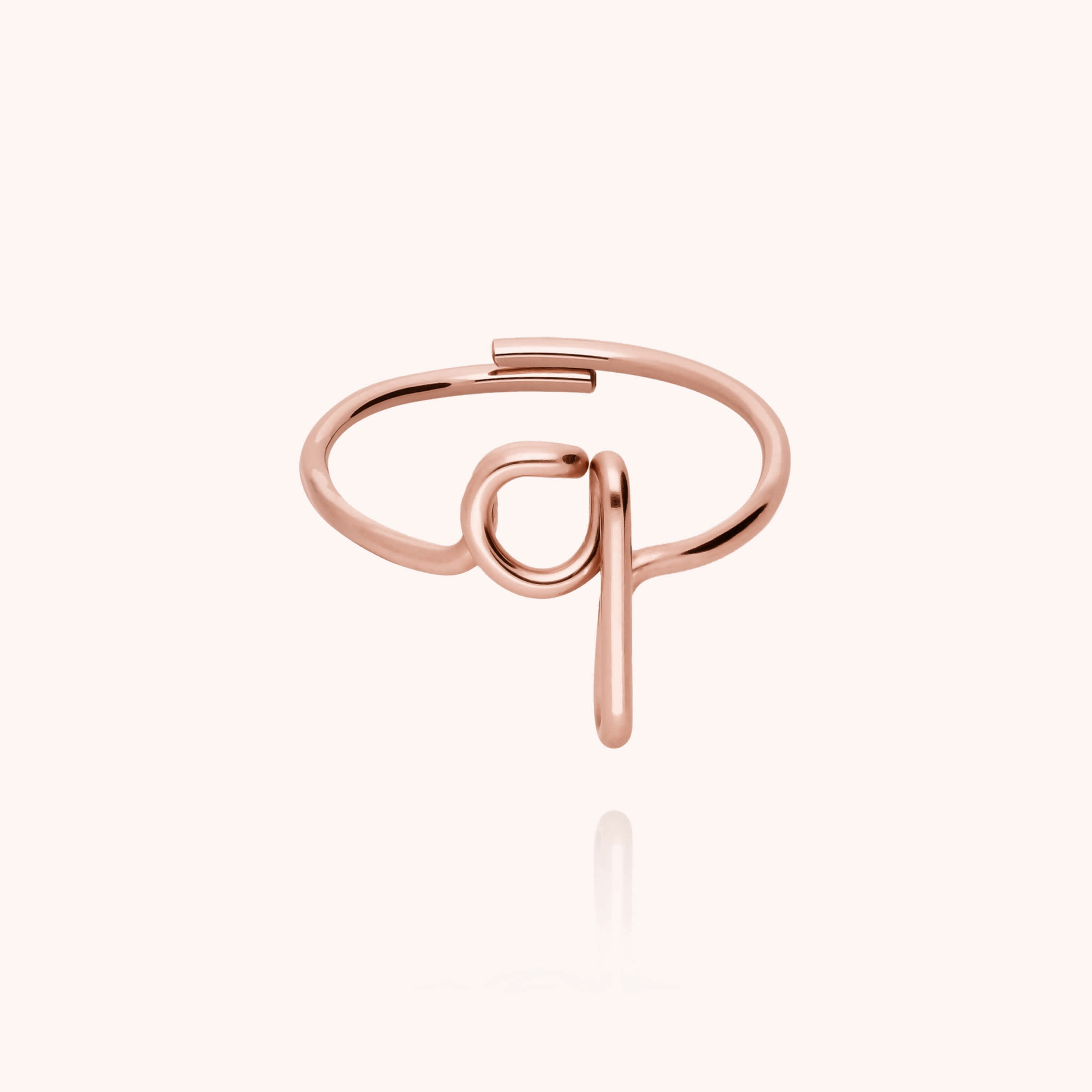 Bague Originale Initiale porté au doigt — qualité artisanale garantie