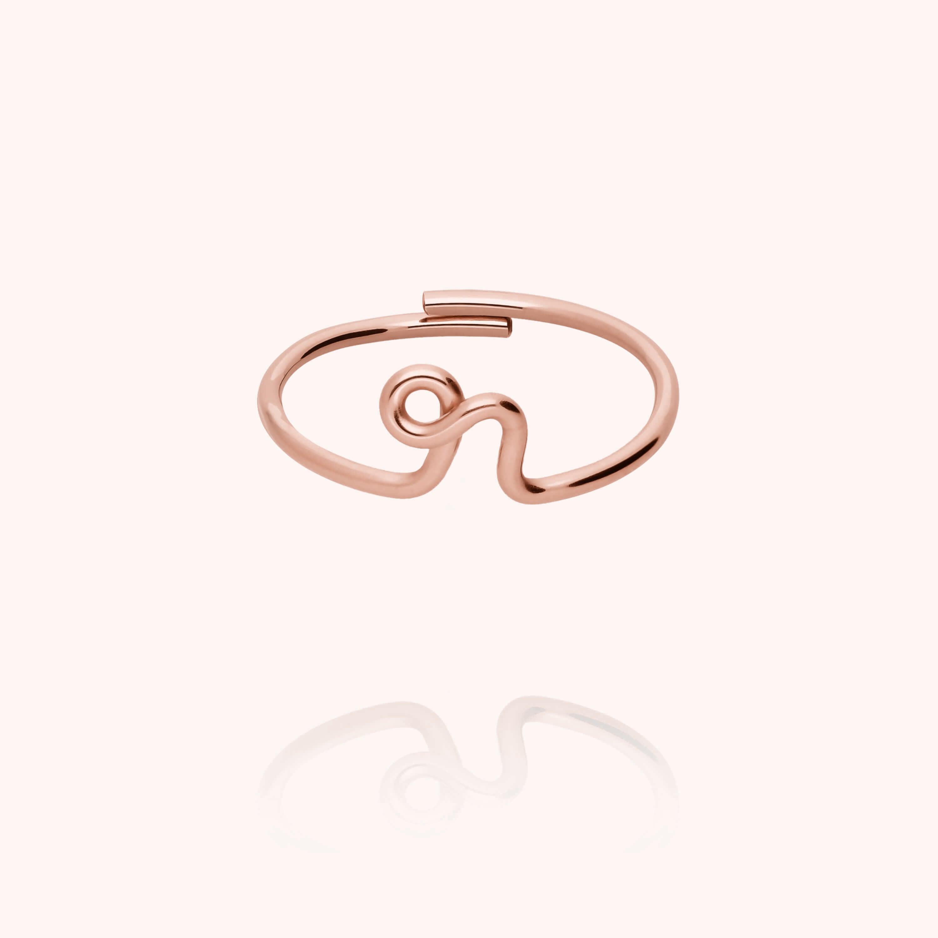 Bague Originale Initiale en or rose laminé — bague personnalisable Atelier Paulin