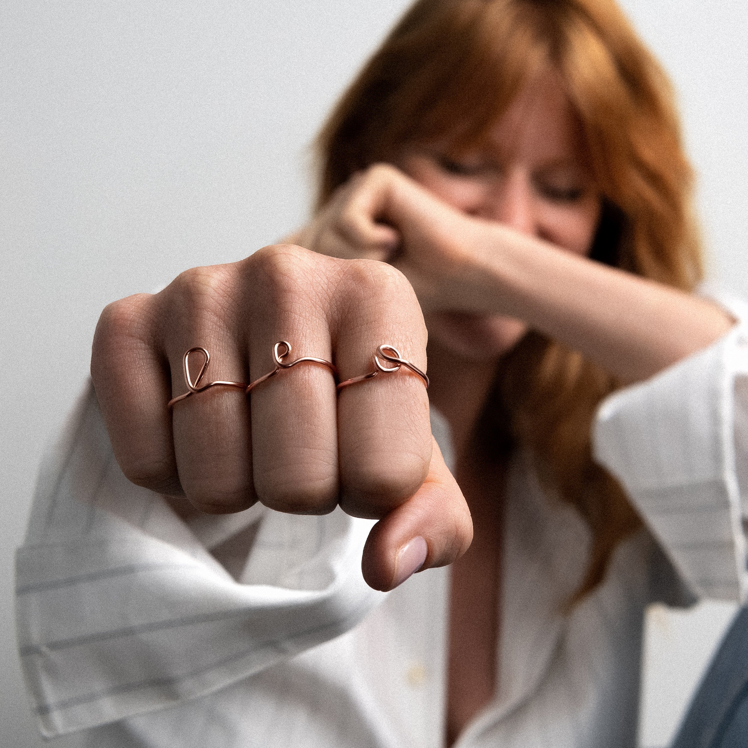 Bague Originale Initiale porté au doigt — or rose laminé livraison soigneuse garantie