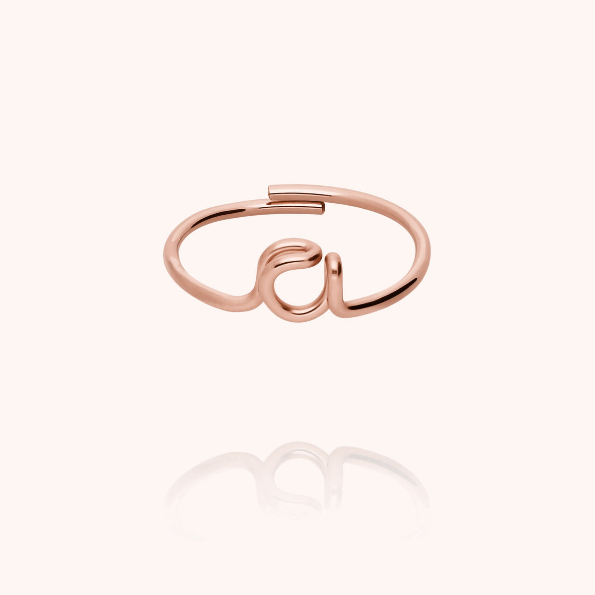 Dettaglio della finitura su Anello Originale Iniziale in filo d'oro rosa laminato 14k