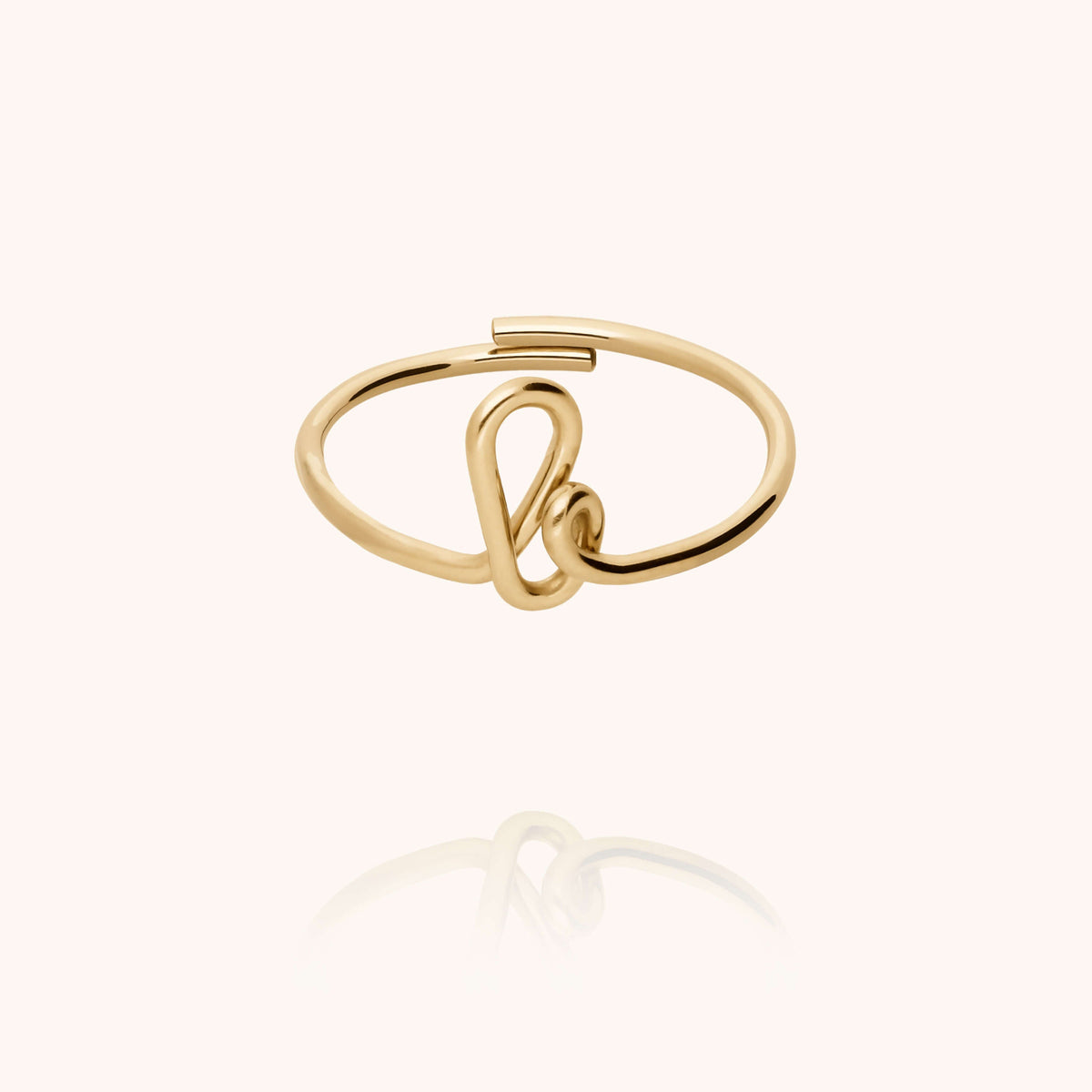 Primo piano della chiusura su Anello Originale Iniziale in filo d'oro giallo laminato 14k