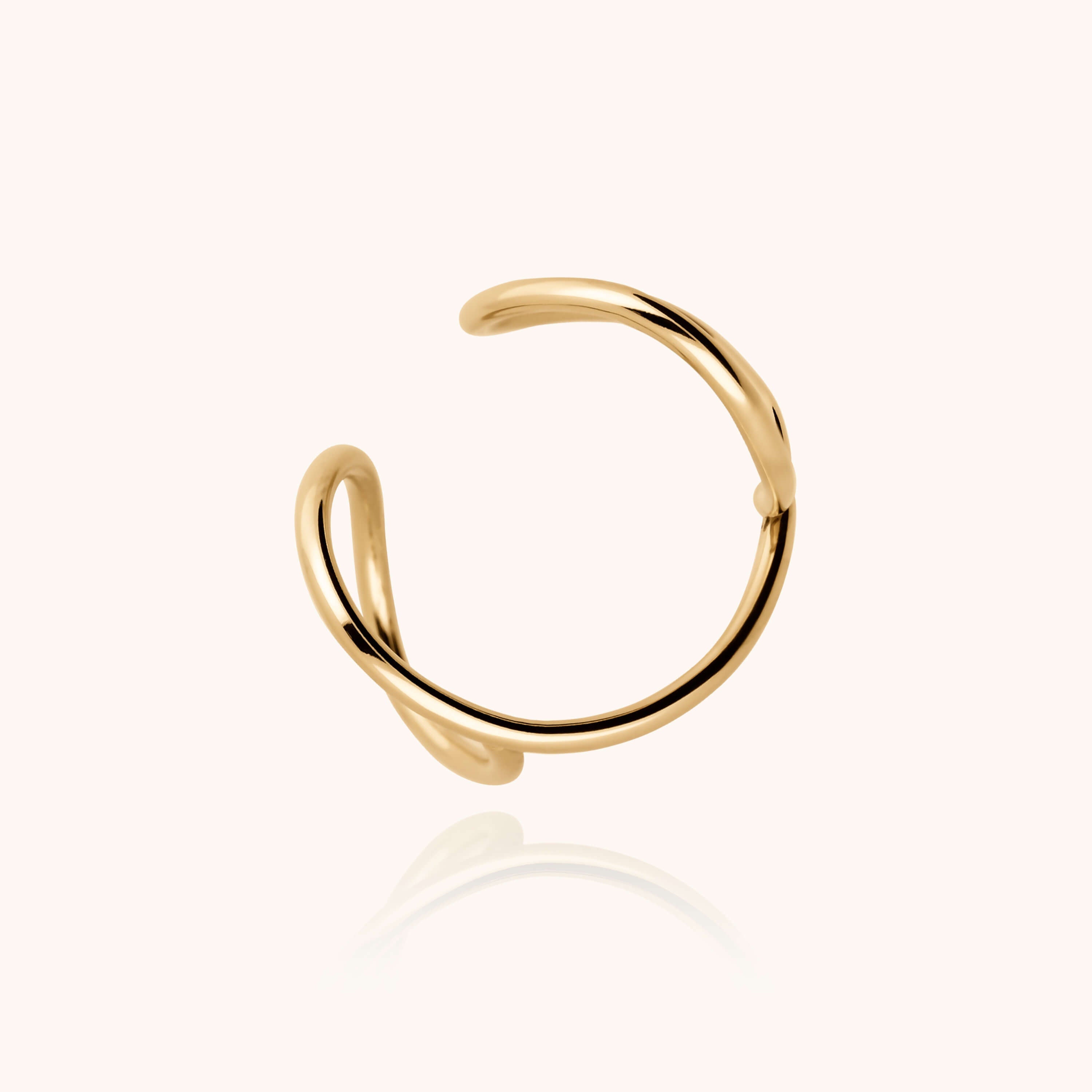 Bague Outline Lettre O — détail façonnage à la main, or jaune laminé