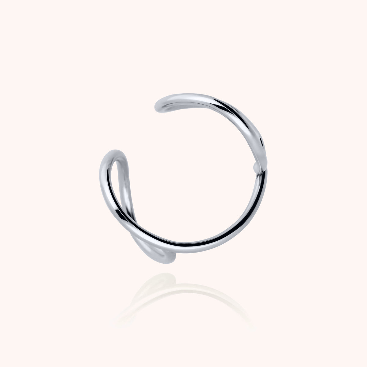 Primo piano della chiusura su Anello Outline Lettera O in filo d'argento sterling 925