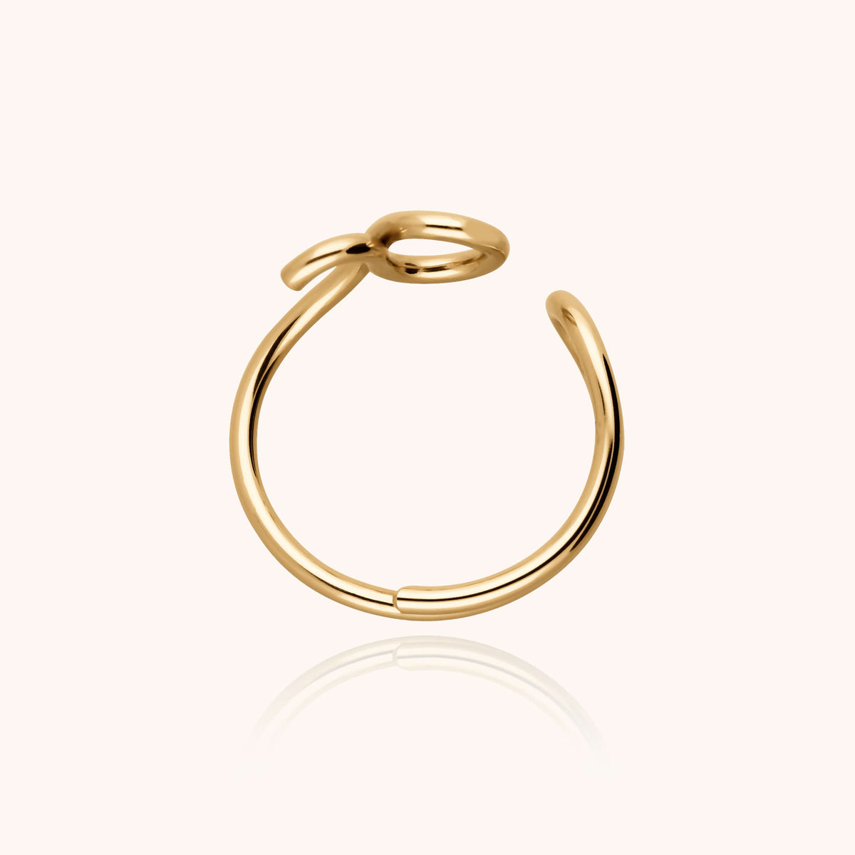 Primo piano del filo d'oro giallo laminato 14k su Anello Outline Lettera V