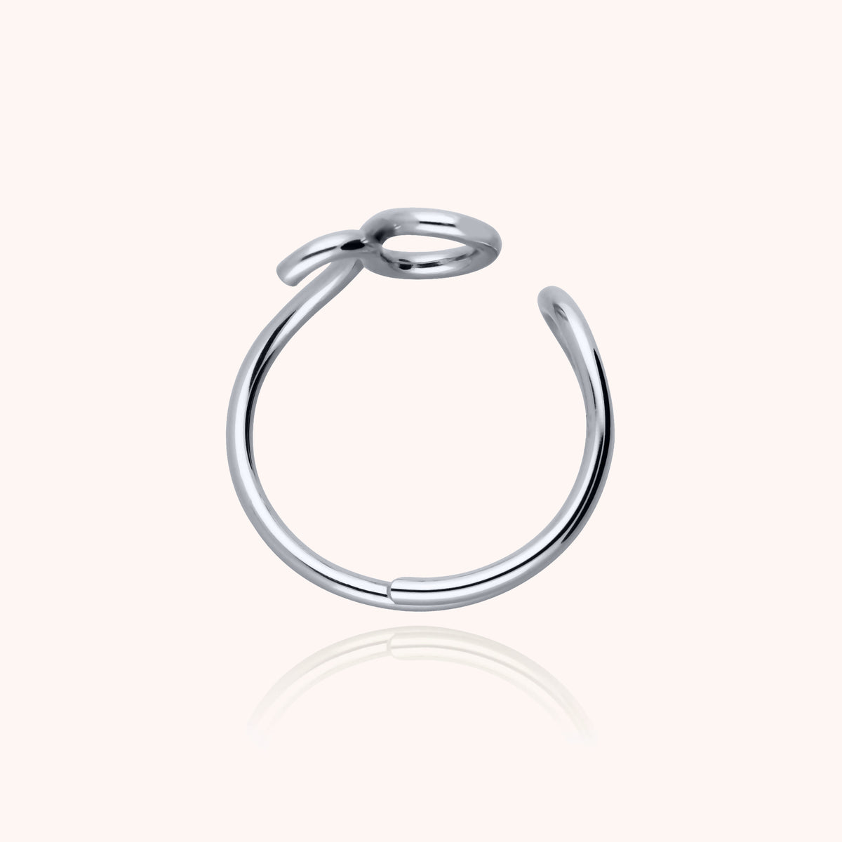 Dettaglio della finitura su Anello Outline Lettera V in filo d'argento sterling 925