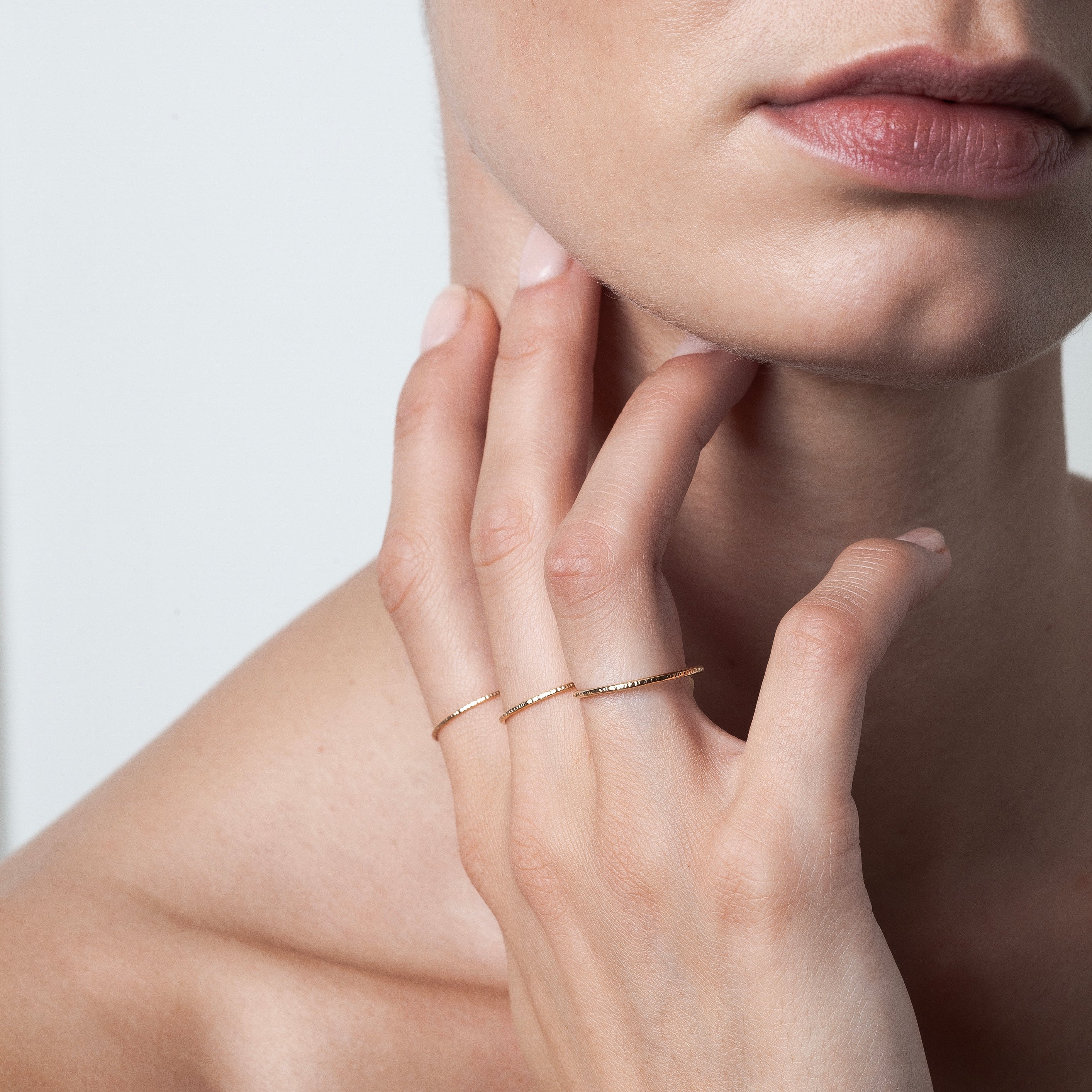 Bague Héra Ciselée n°2 — détail façonnage à la main, or jaune 18K