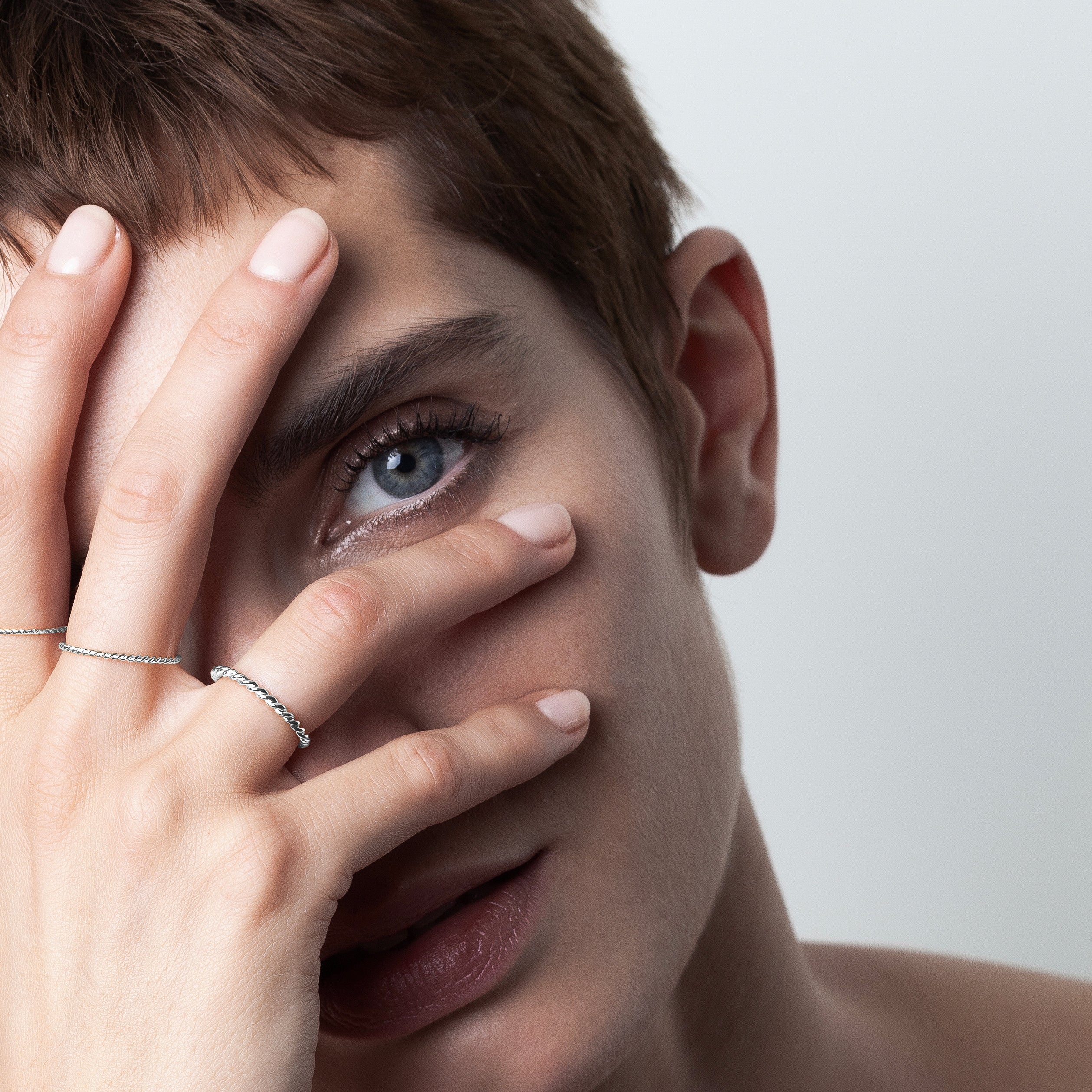 Détail façonnage prénom personnalisé bague or façonnage main sans soudure