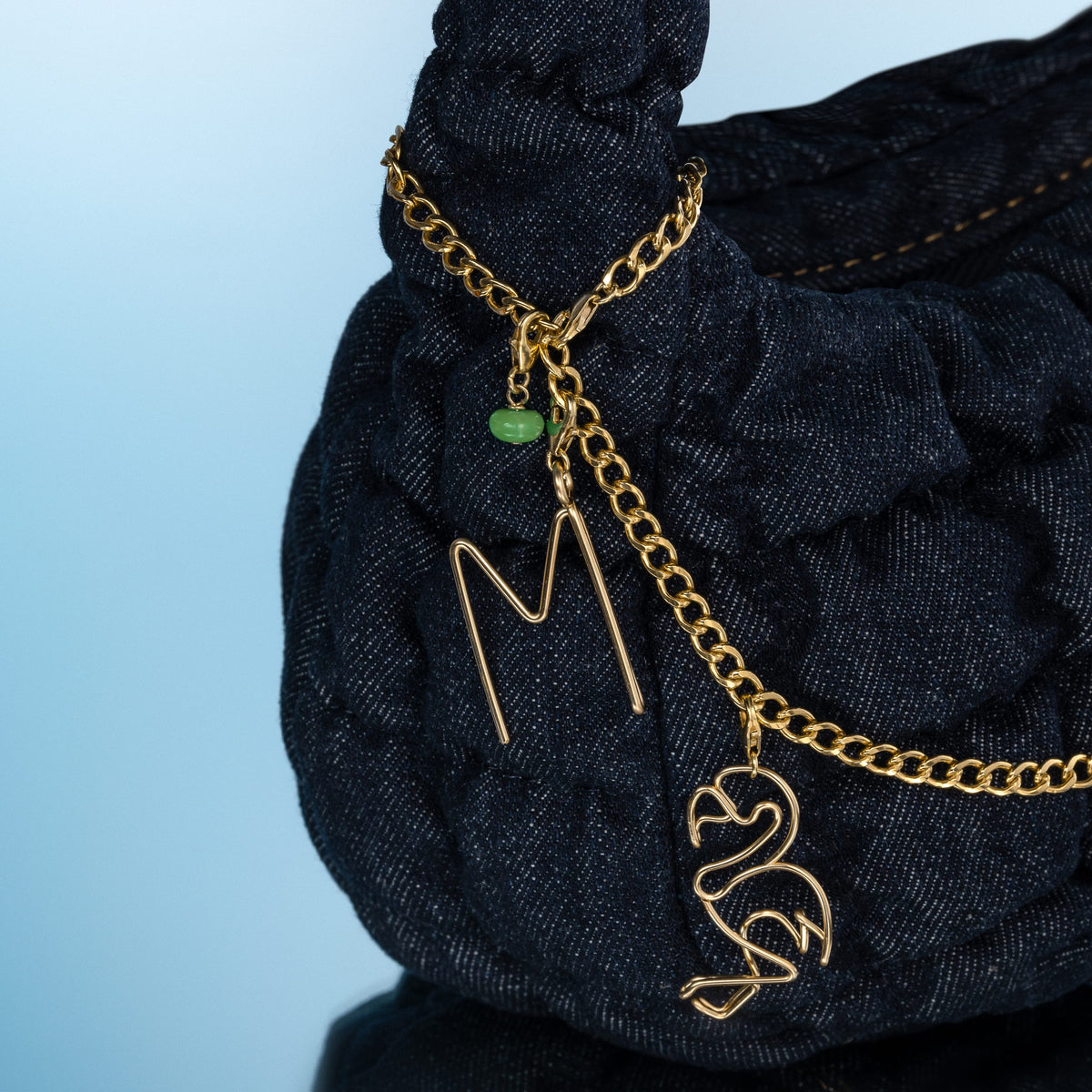Dettaglio della modellatura a mano su Big Locket Charms con Iniziali in filo d'oro