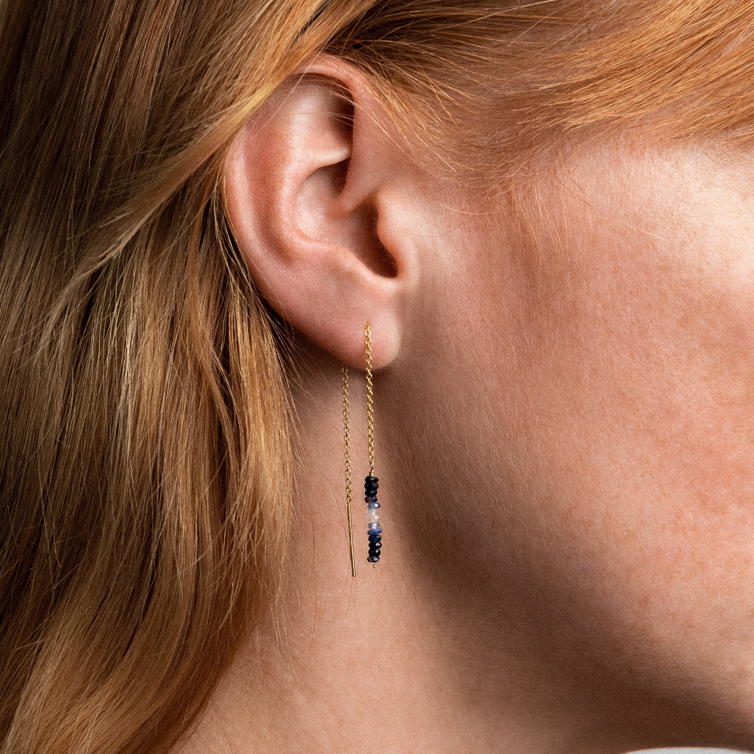 Boucle d'Oreille Chaîne Individuelle - saphir bleu porté à l'oreille — expédition rapide et sécurisée