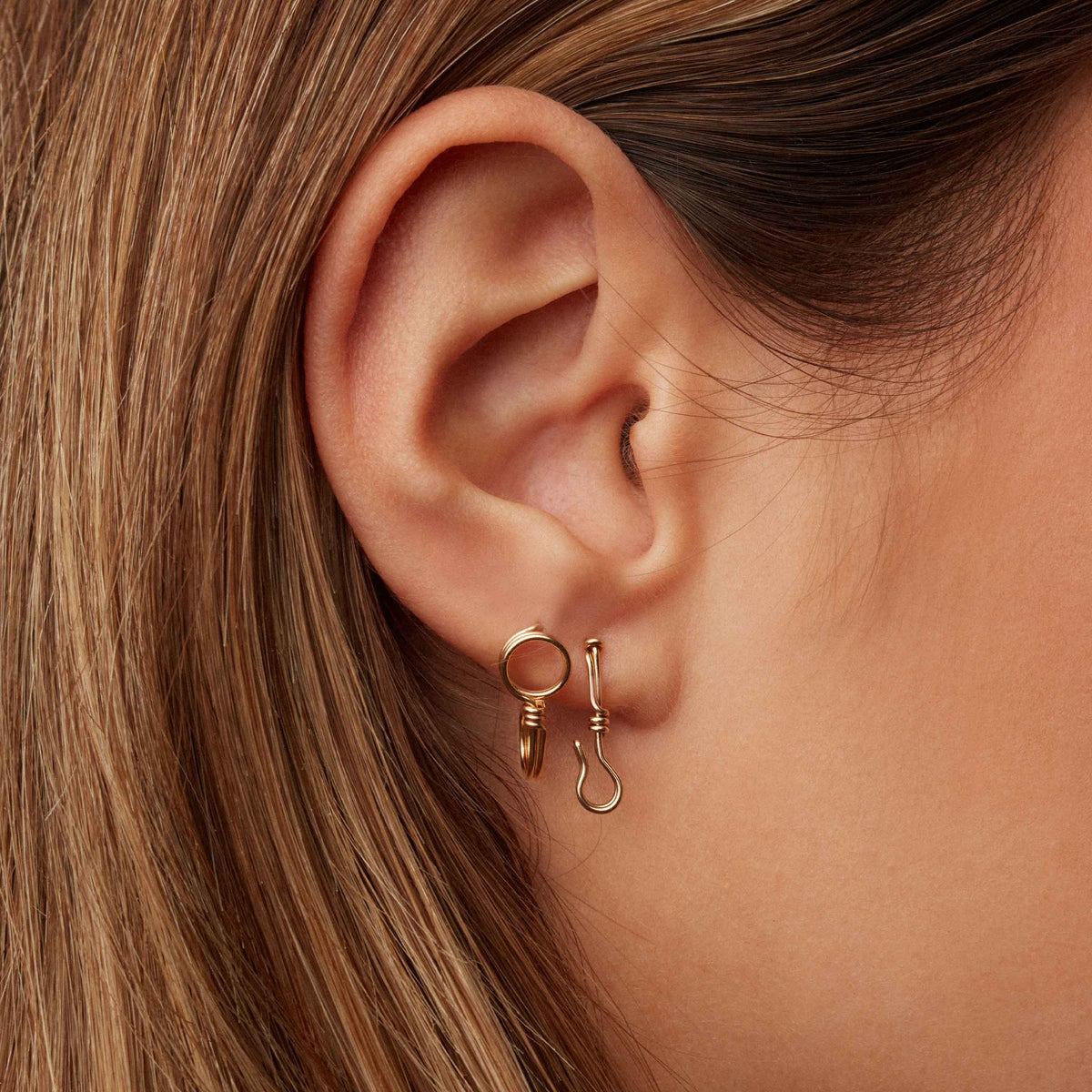 Boucles d'Oreilles Attache moi - Or jaune laminé - Artisanat français - Porté sur oreille