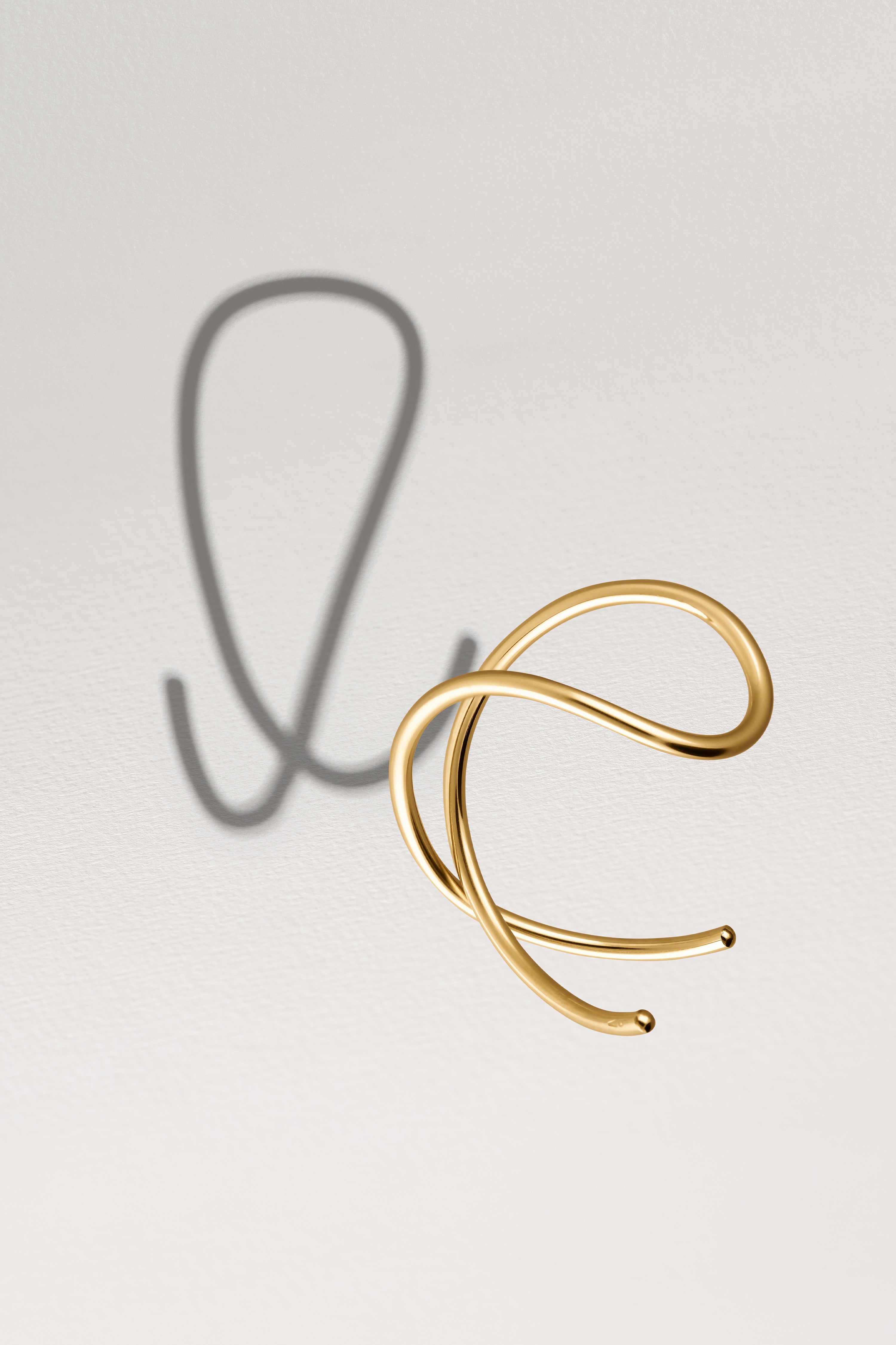 Bracelet Manchette Outline Lettre L — détail du fil métallique, or jaune laminé