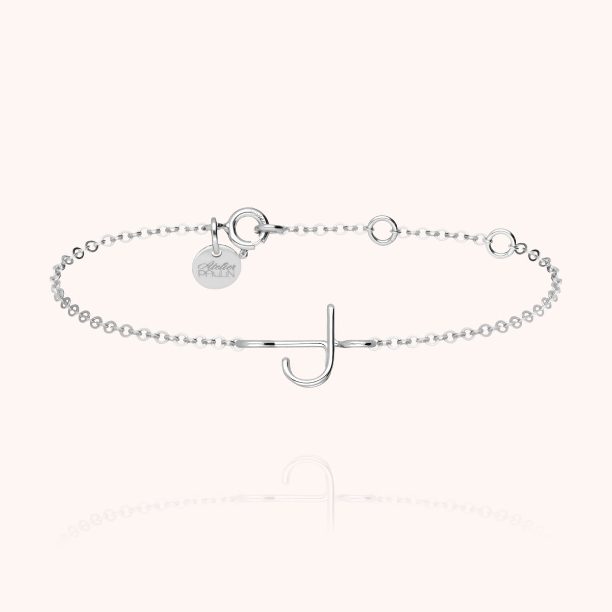 Kettenarmband Initiale am Handgelenk getragen — handwerkliche Qualität garantiert