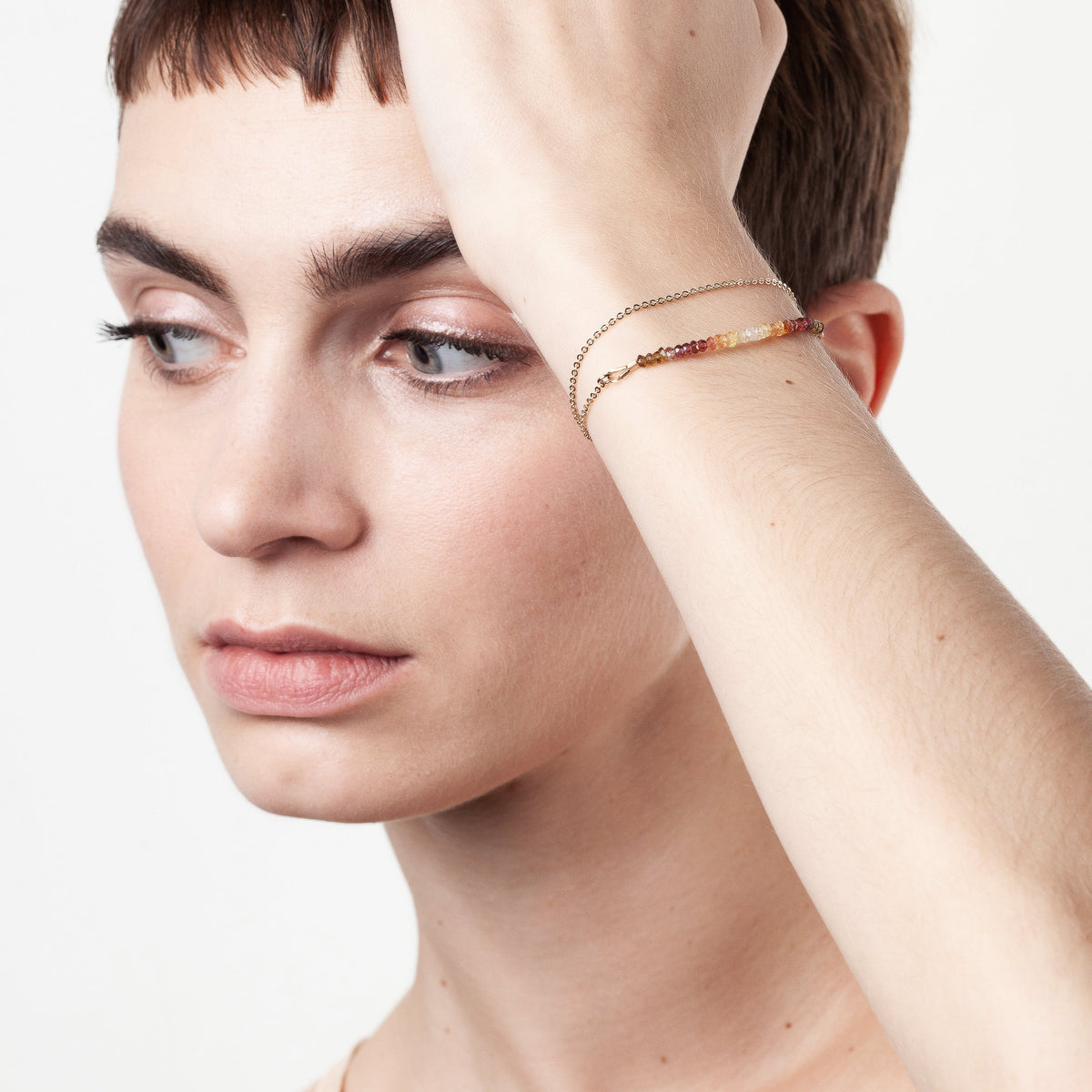 Dettaglio della finitura su Bracciale Catena Doppio Giro con zaffiro fulvo