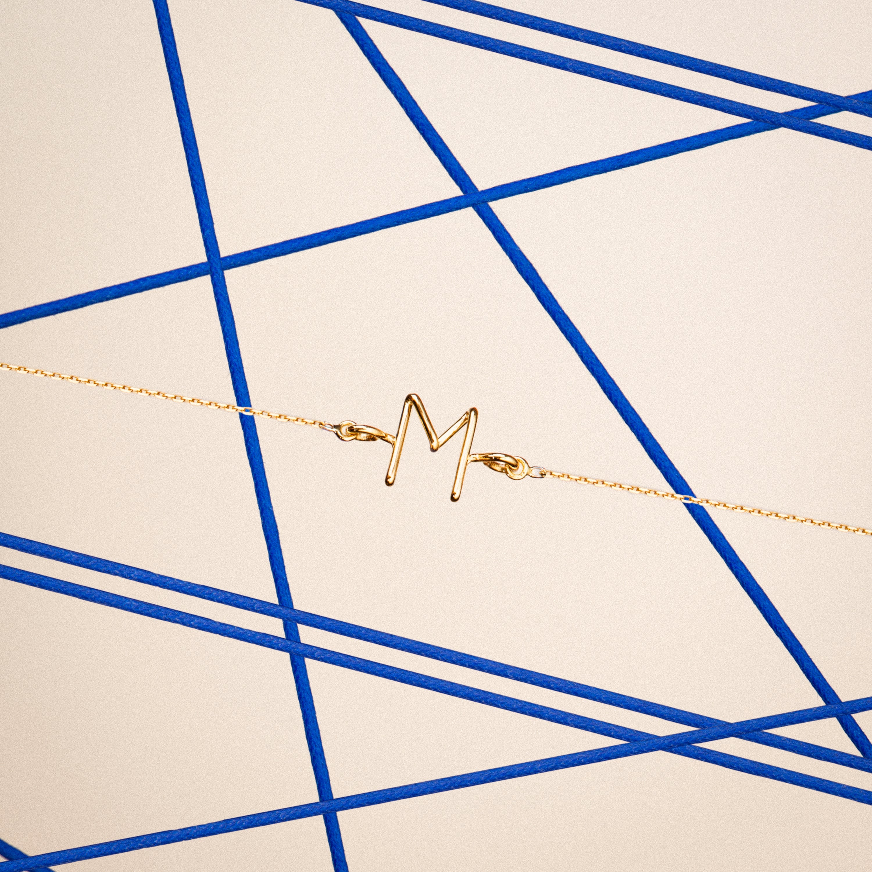 Bracelet Chaîne Initiale — détail façonnage à la main, or jaune 18K