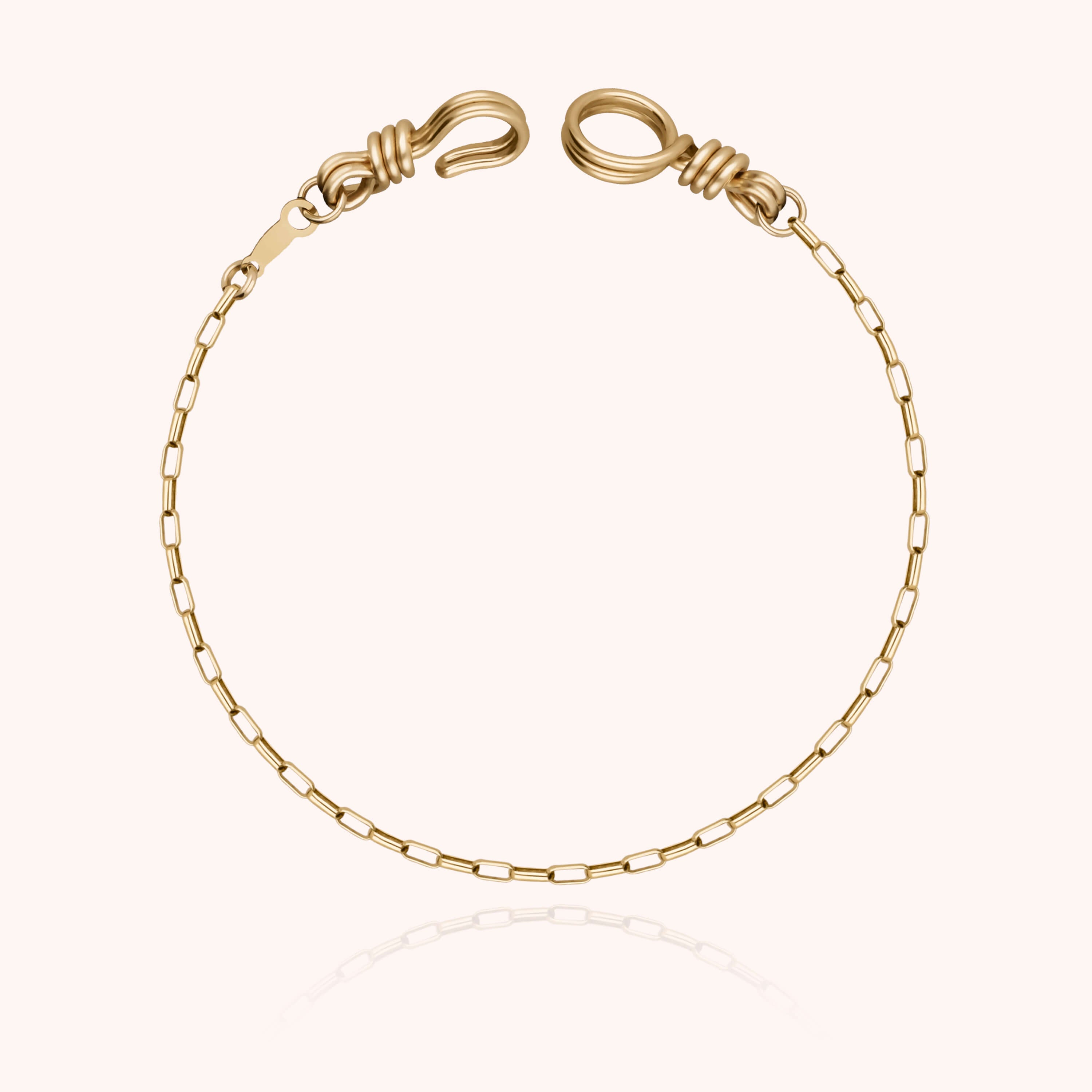 Détail façonnage prénom personnalisé bracelet or façonnage main sans soudure