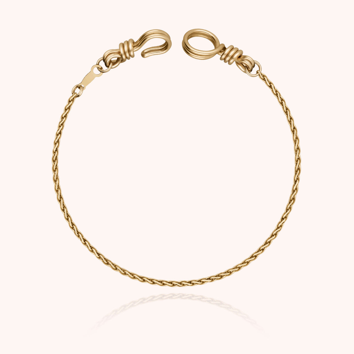 Dettaglio della modellatura a mano su Bracciale Catena Rope Attache moi in filo d'oro giallo laminato 14k