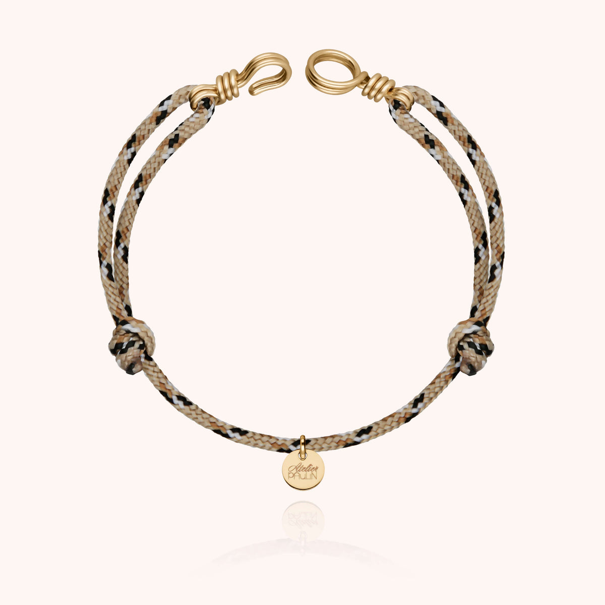 Bracciale Cordino Knot Attache moi in filo d'oro giallo laminato 14k, portato al polso