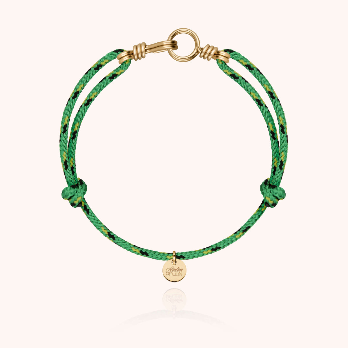 Primo piano della chiusura su Bracciale Cordino Knot Attache moi in filo d'oro giallo laminato 14k