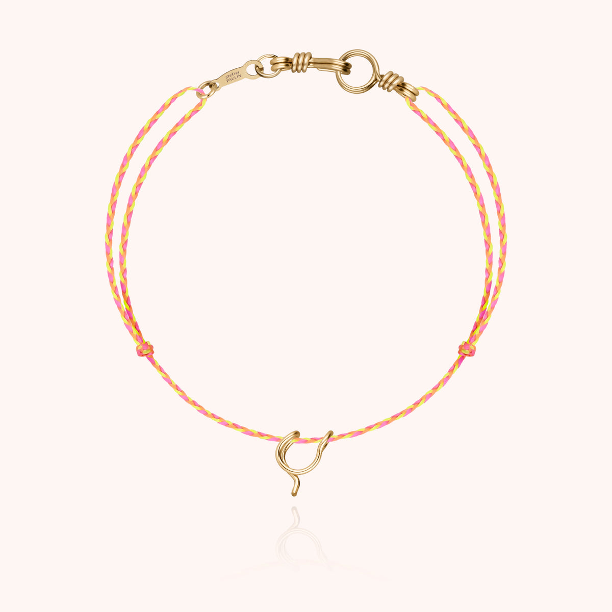 Armband Kordel Slim Knot Initiale Mini Attache moi „C" aus 18 Karat Gelbgold, orangefarbene Kordel