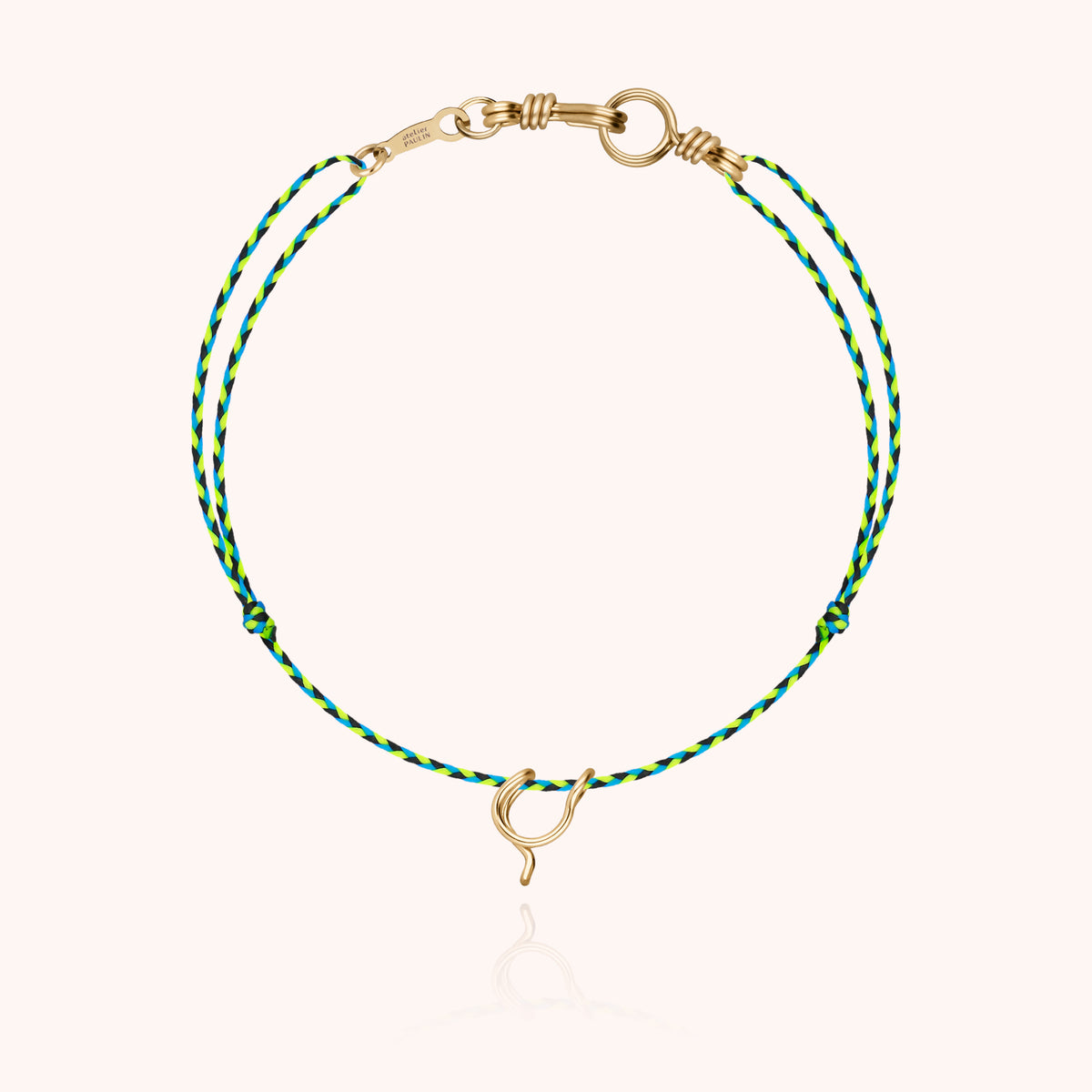 Armband Kordel Slim Knot Initiale Mini Attache moi „C“ aus 18 Karat Gelbgold, grüne Kordel