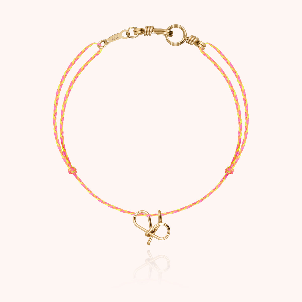 Armband Kordel Slim Knot Initiale Mini Attache moi „F" aus 18 Karat Gelbgold, orangefarbene Kordel