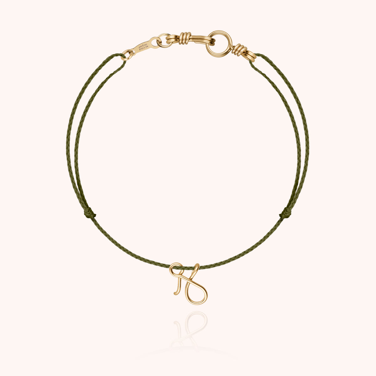 Armband Kordel Uni Initiale Mini Attache moi „J" aus 18 Karat Gelbgold, khakifarbene Kordel