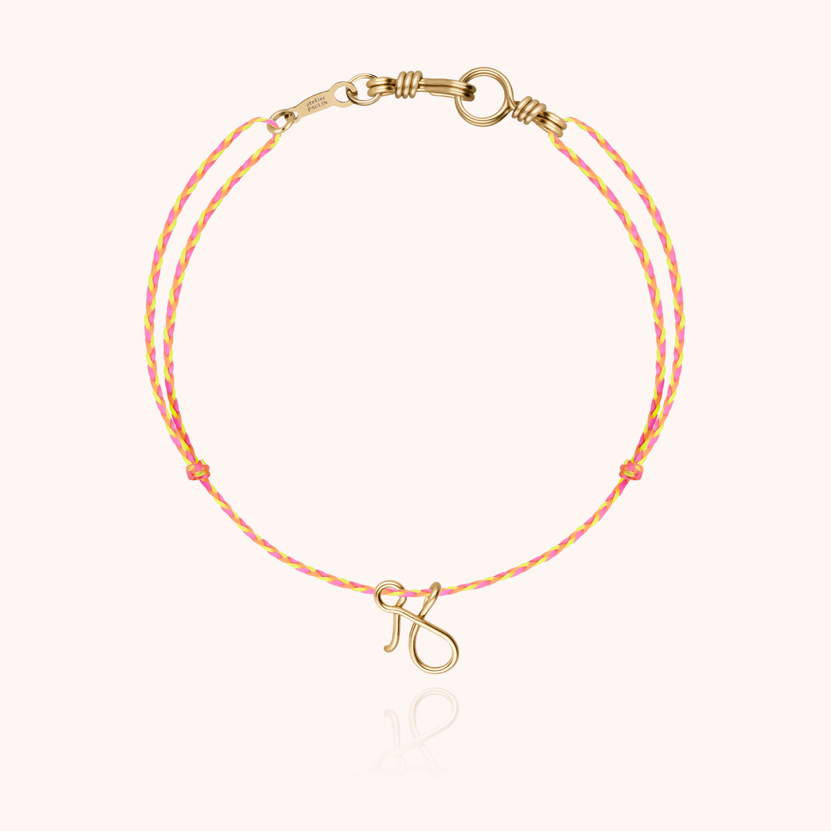 Bracciale Cordino Slim Knot Iniziale Mini Attache moi, portato al polso