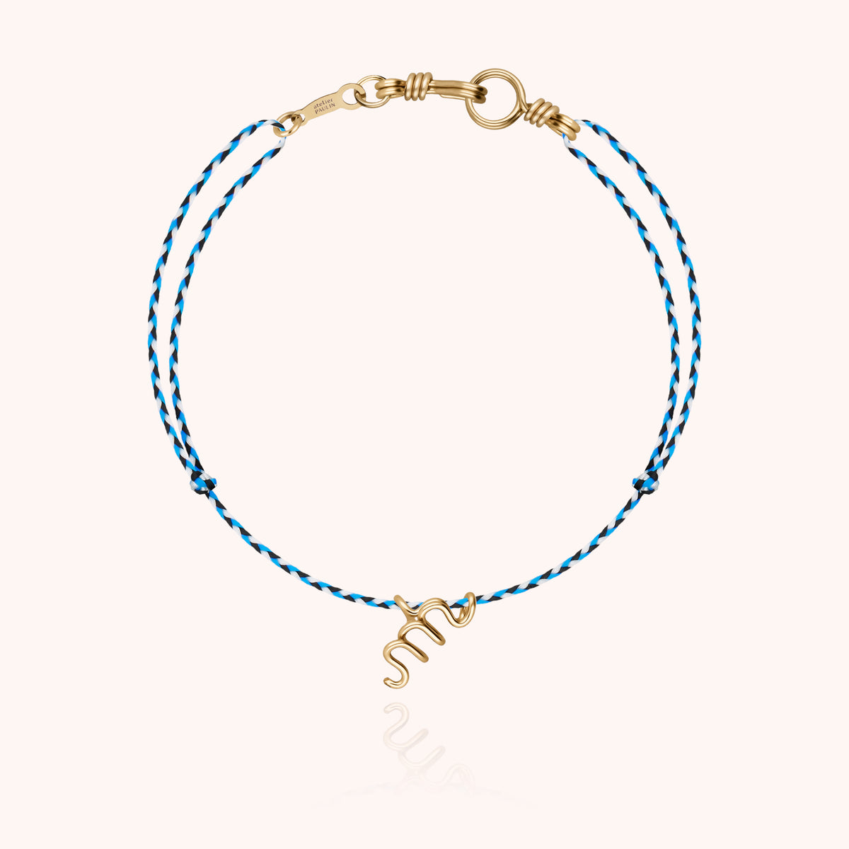 Armband Kordel Slim Knot Initiale Mini Attache moi „M" aus 18 Karat Gelbgold, blaue Kordel