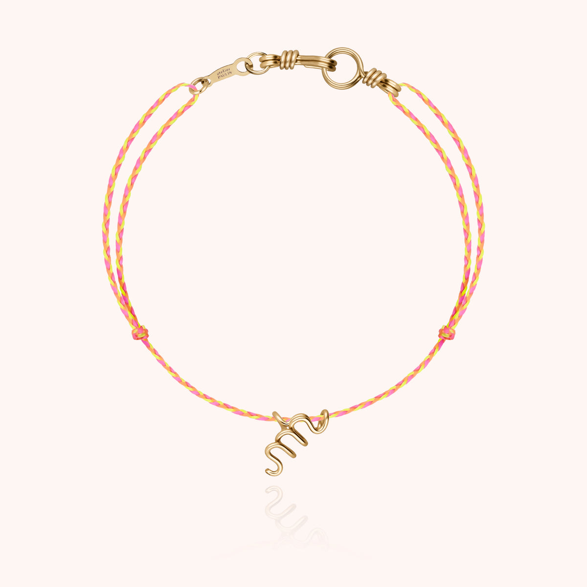 Armband Kordel Slim Knot Initiale Mini Attache moi „M" aus 18 Karat Gelbgold, orangefarbene Kordel