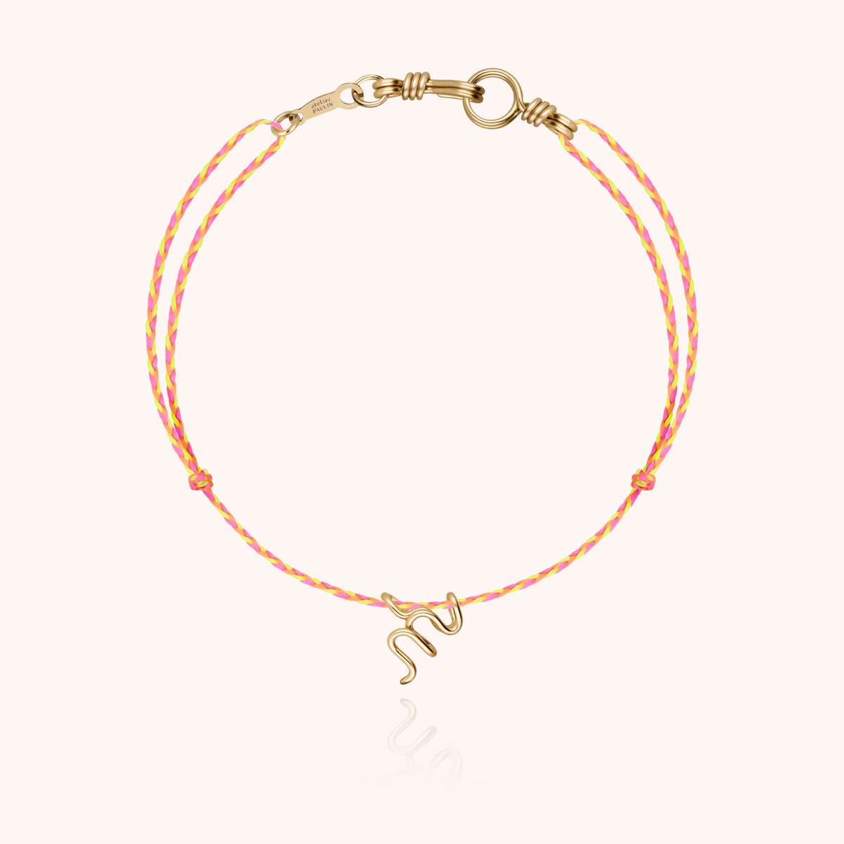 Armband Kordel Slim Knot Initiale Mini Attache moi „N" aus 18 Karat Gelbgold, orangefarbene Kordel
