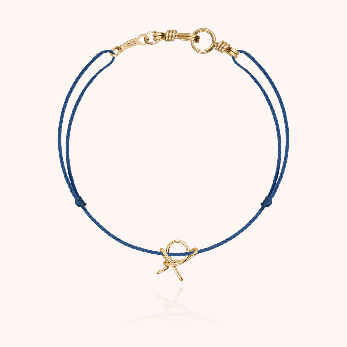 Mini Attache moi Initiale Plain Cord Bracelet « P » in 18k yellow gold wire, mineral blue cord