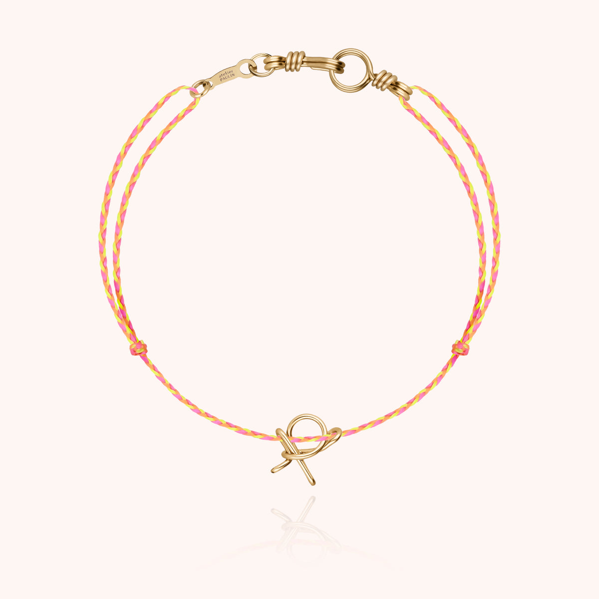 Armband Kordel Slim Knot Initiale Mini Attache moi „P" aus 18 Karat Gelbgold, orangefarbene Kordel