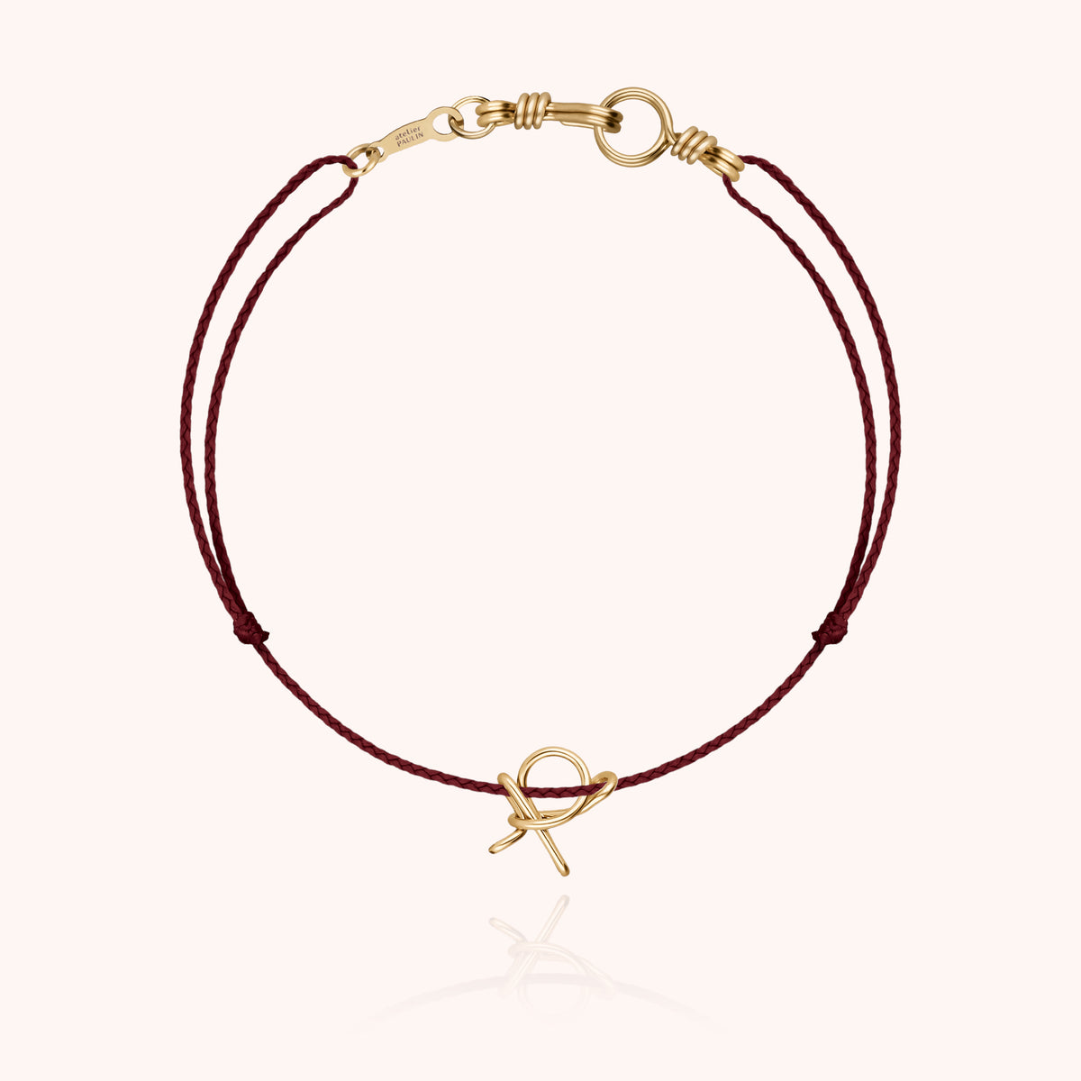 Armband Kordel Uni Initiale Mini Attache moi „P" aus 18 Karat Gelbgold, Kordel Pflaume